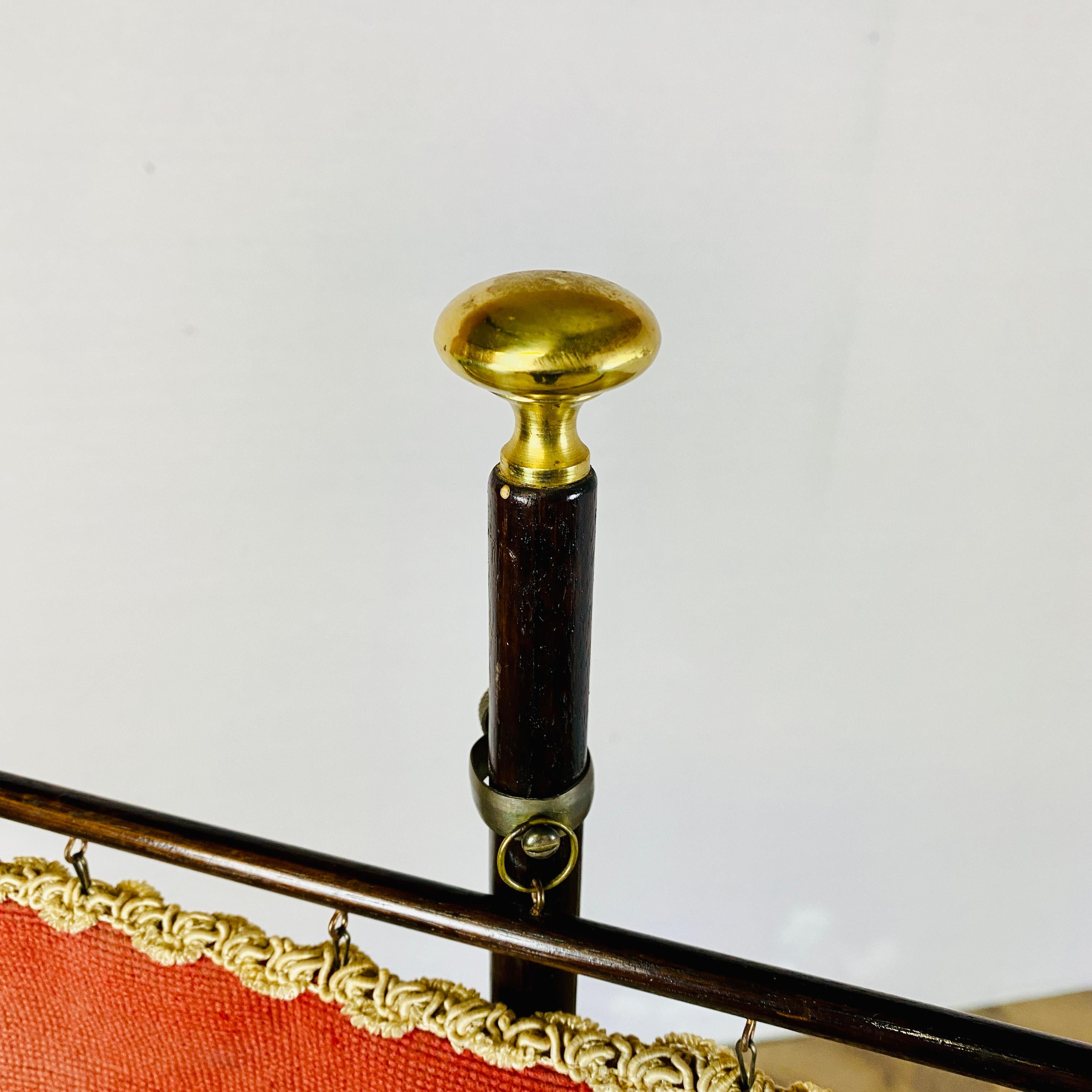 Antiker Pfeilerschirm, englischer Kaminschirm, Gobelinstickerei um 1900 (Spätviktorianisch) im Angebot