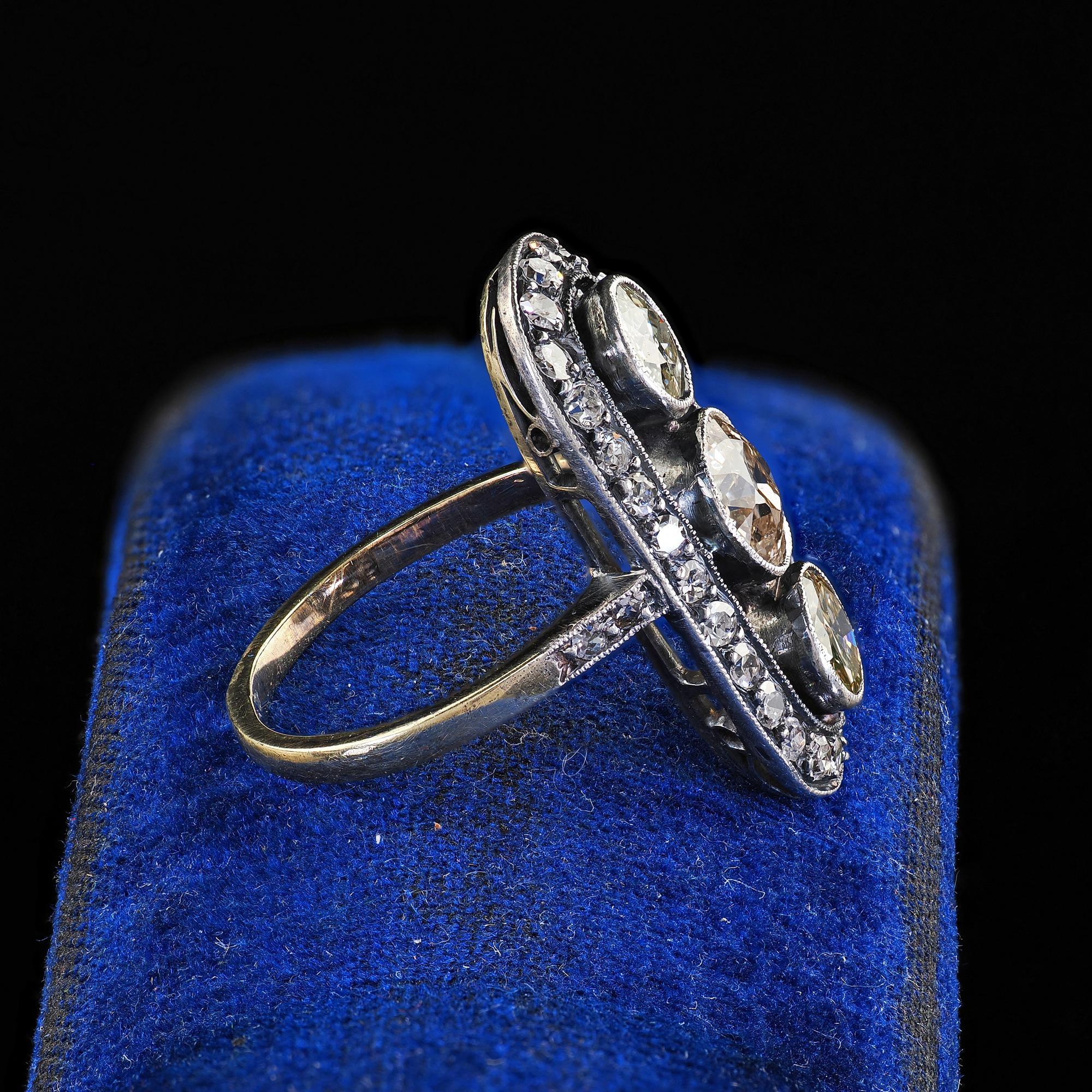 Antique Polish Art Deco 14K Gold Silver Old European Diamond Three Stone Ring In Good Condition For Sale In Great Neck, NY
