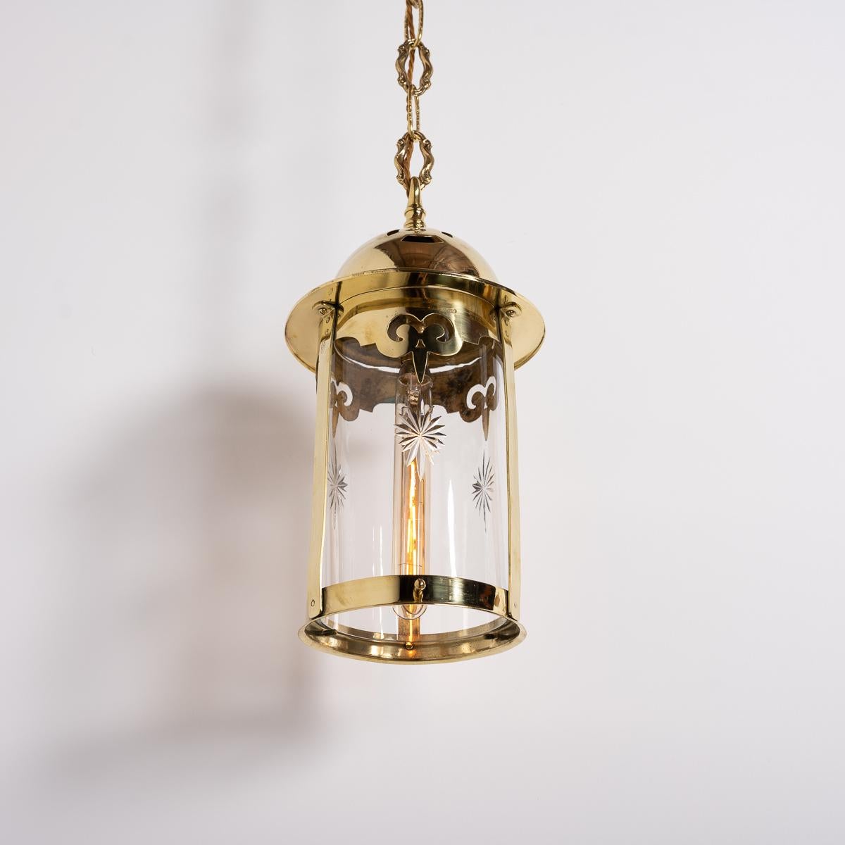 Lanterne de salle anglaise de qualité en laiton et verre taillé

Lanterne en laiton de qualité exceptionnelle avec partie supérieure bombée et ventilée.

Fabriqué en Angleterre vers 1900.

Cylindre en verre de cristal de belle qualité avec des