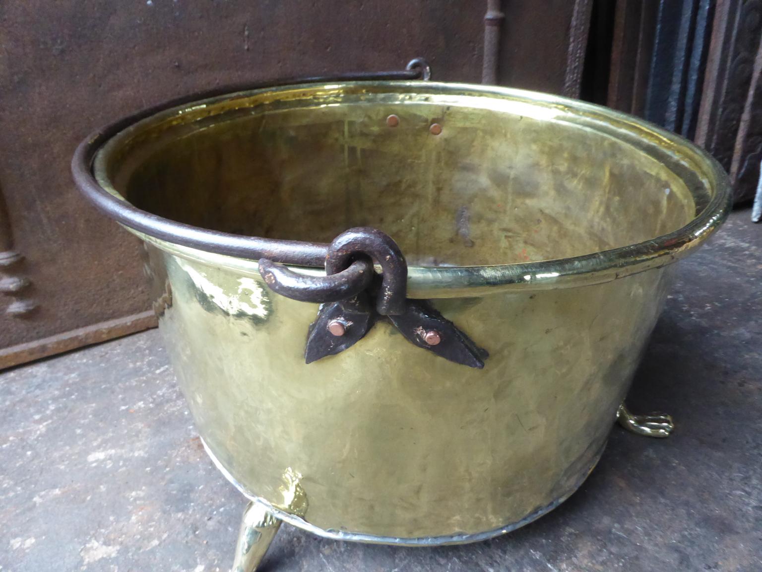 Antique Polished Brass French Log Holder or Log Basket, 18th-19th Century In Good Condition In Amerongen, NL