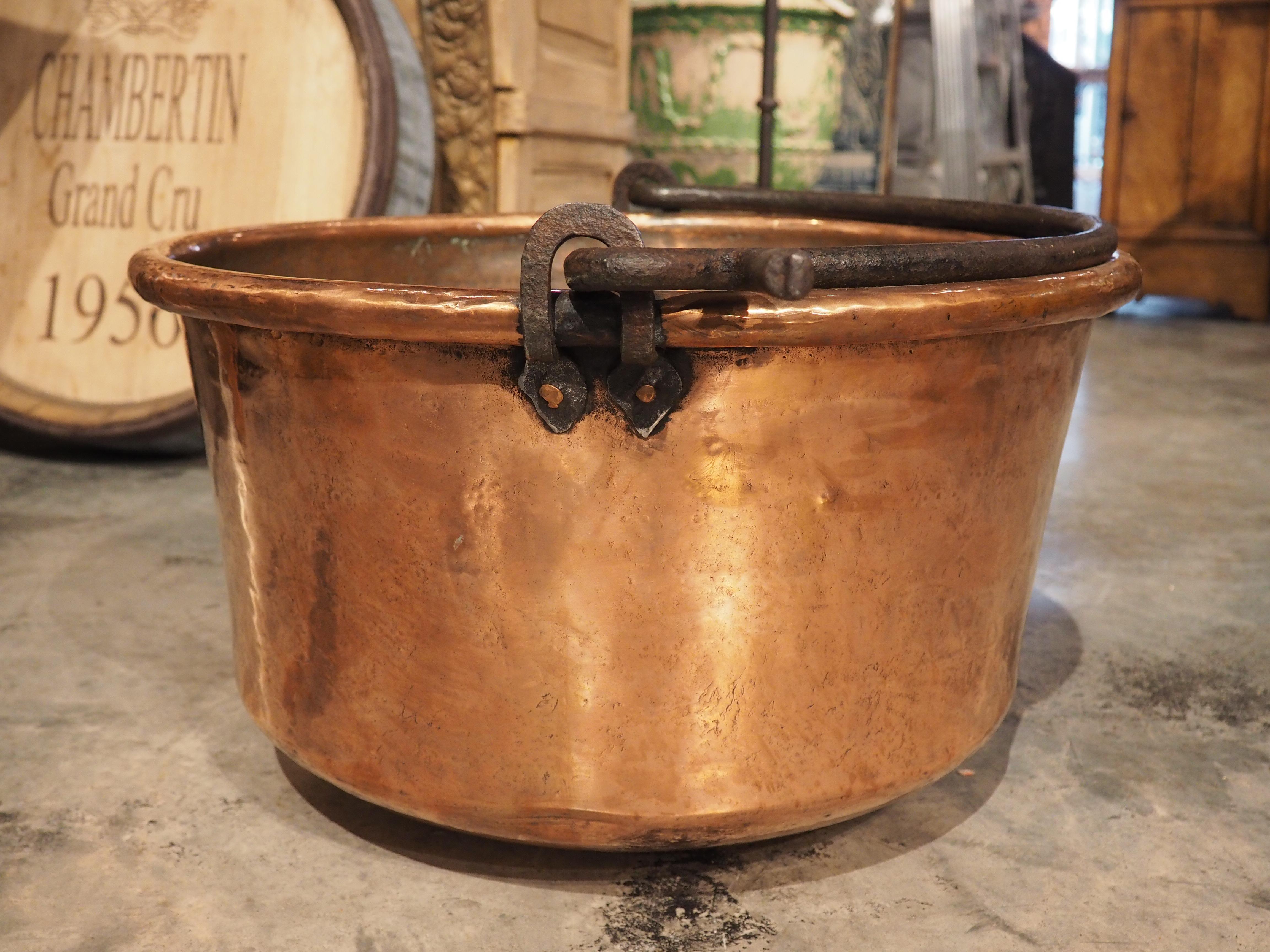 Hammered Antique Polished Copper Chaudron or Wine Cooler, Wrought Iron Handle, circa 1850 For Sale