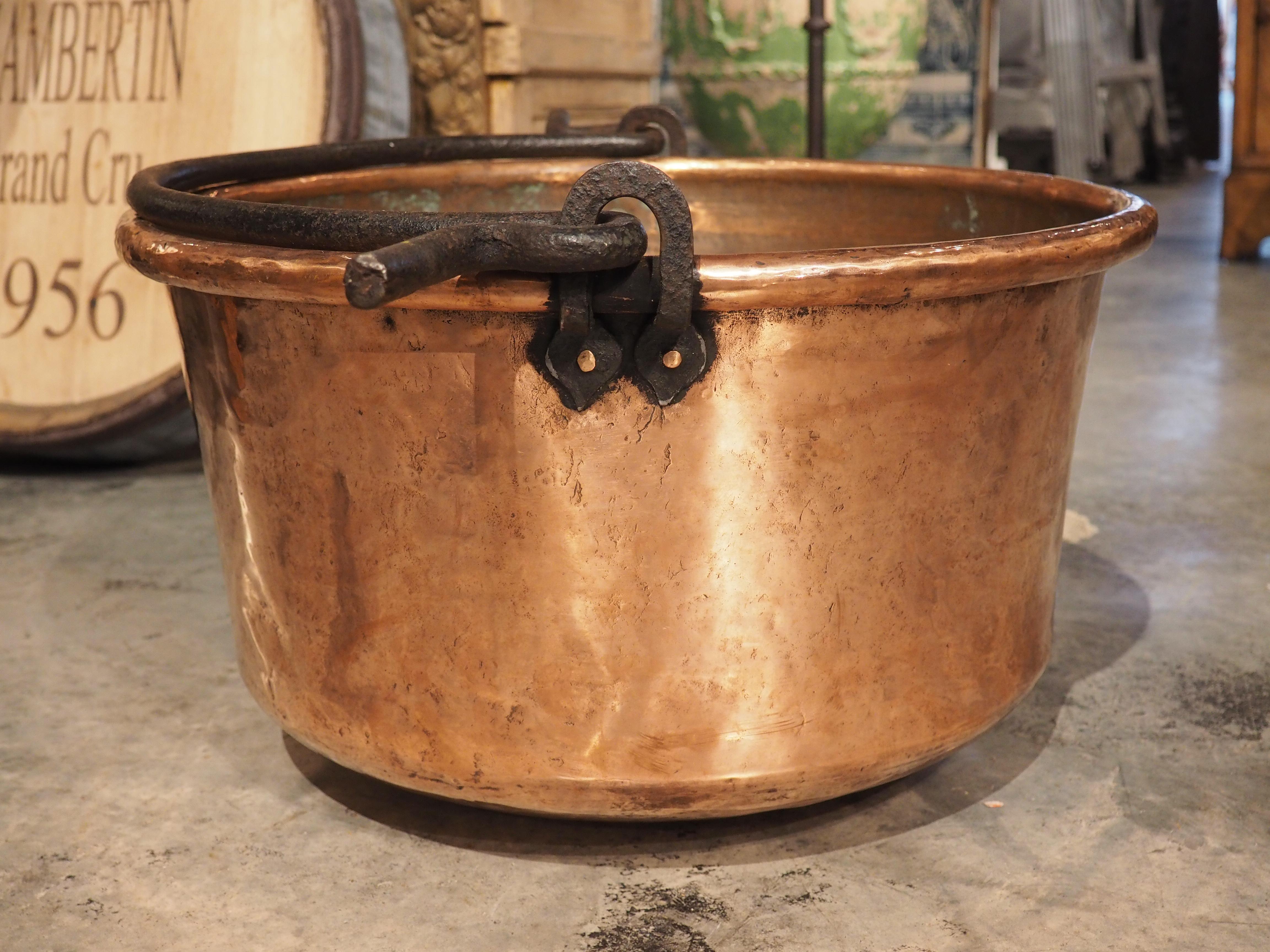 Antique Polished Copper Chaudron or Wine Cooler, Wrought Iron Handle, circa 1850 In Good Condition For Sale In Dallas, TX