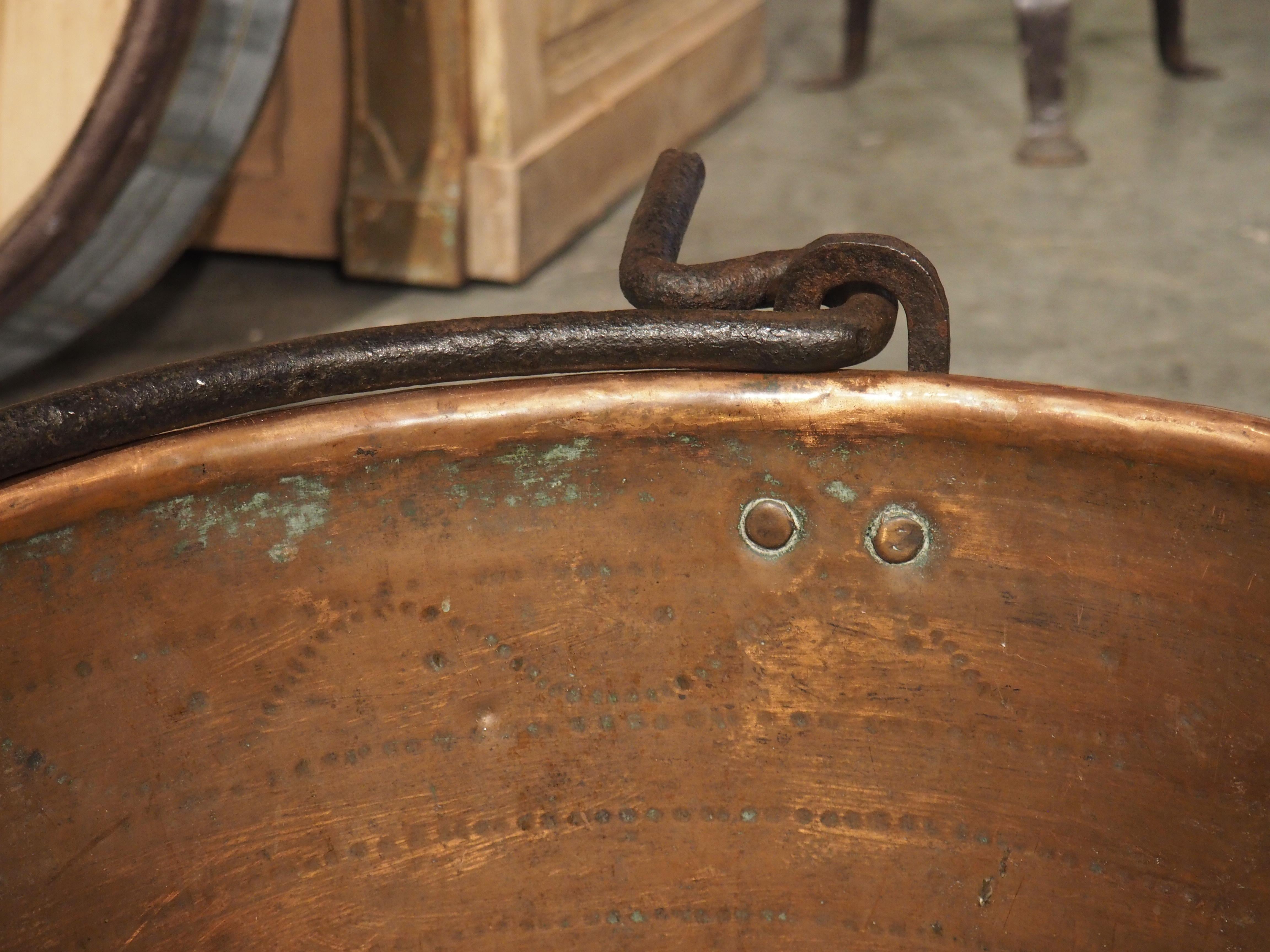 Milieu du XIXe siècle Refroidisseur à vin ou cave en cuivre poli ancien, poignée en fer forgé , vers 1850 en vente