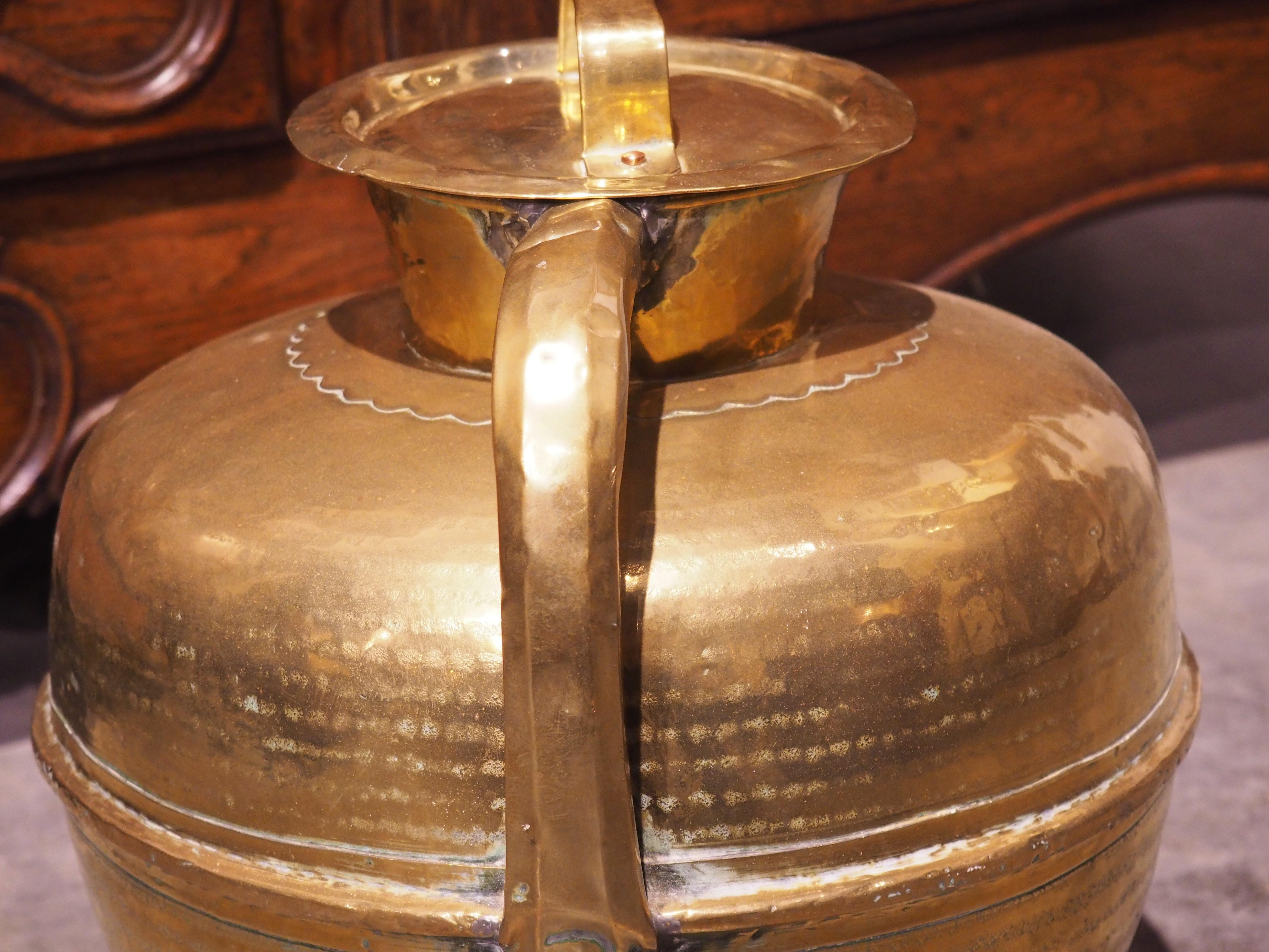 Ancienne cruche à lait en laiton poli de Normandie, vers 1850 Bon état à Dallas, TX