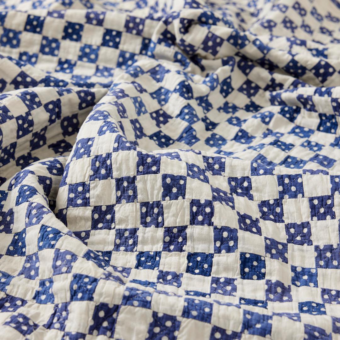 Metà XX secolo Trapunta antica con francobolli a pois, circa 1940 in vendita