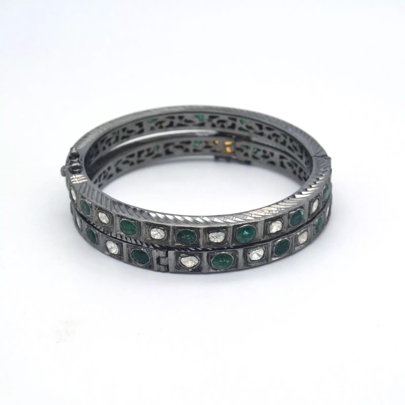 Antique Polki Diamond  and emerald bangle  Natural Diamond Victorian Bracelet In New Condition For Sale In Chicago, IL