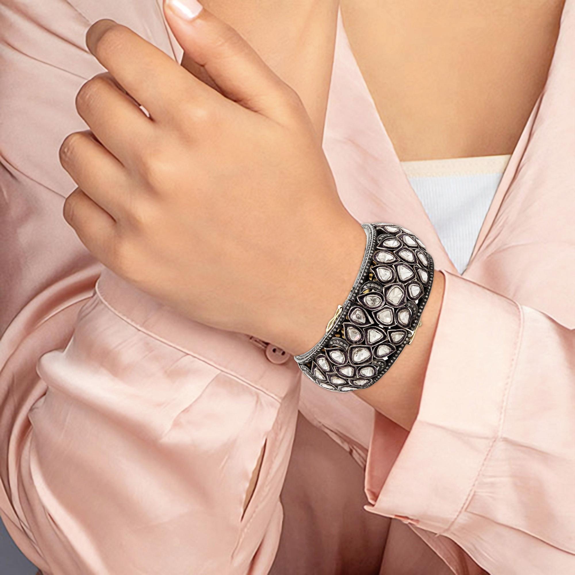 Designer Antique Polki Diamond Bracelet Natural Diamond Victorian  Bracelet
Bracelet Width : 2.4 Inc

Weight :  25 to 30 gram approx  depending  on size customized 
Gemstone:  Natural polki Diamond


A P P R O X T I M E

All items are custom made to