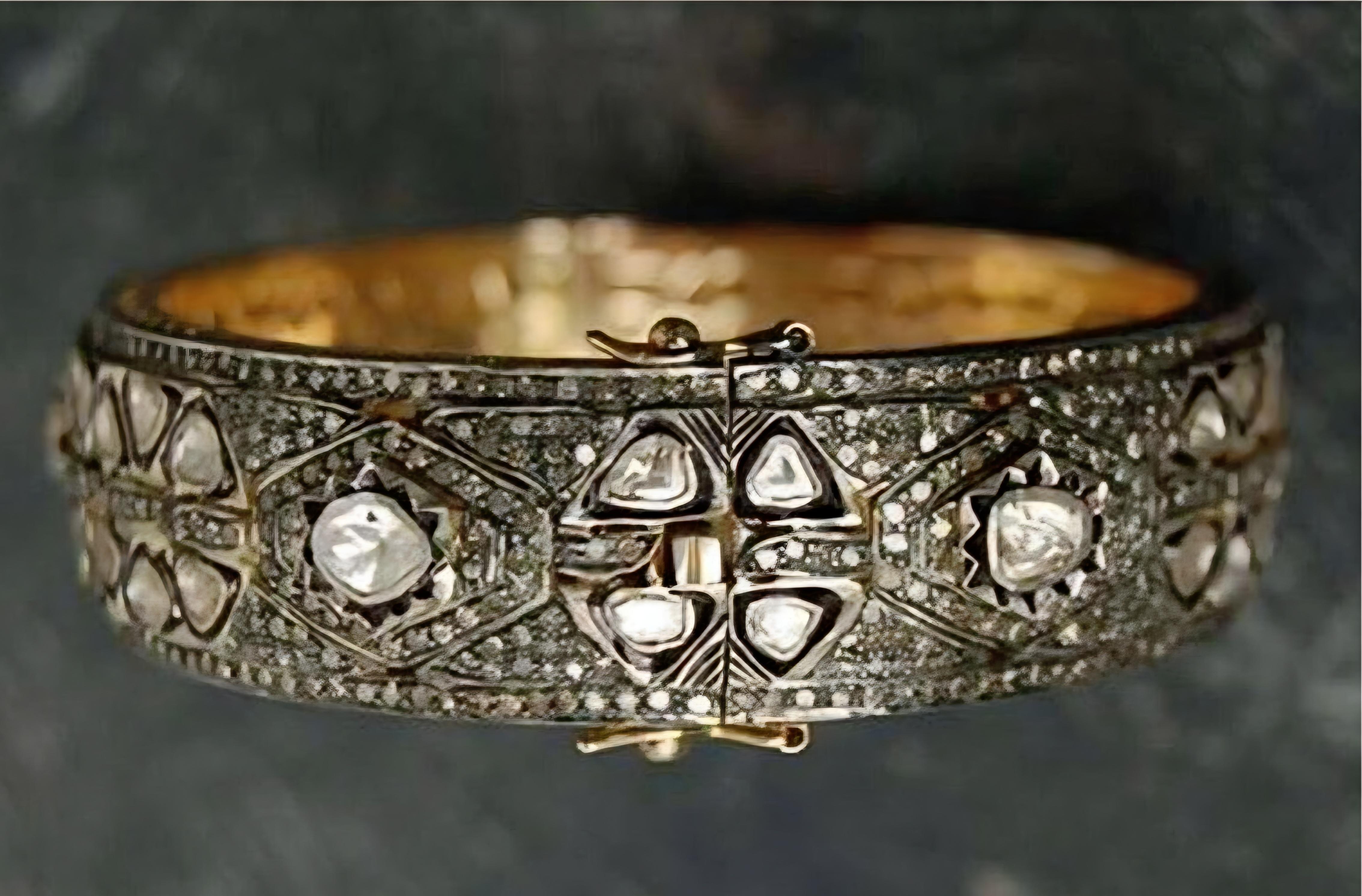 Antique Polki Diamond Bracelet Natural Diamond Victorian  Bracelet  
Bracelet Width : 2.4 Inches ,2.6inch both Size avaliable 

Weight : 35 to 45 gram approx depending on size 
Gemstone: Diamond


A P P R O X T I M E

All items are custom made to