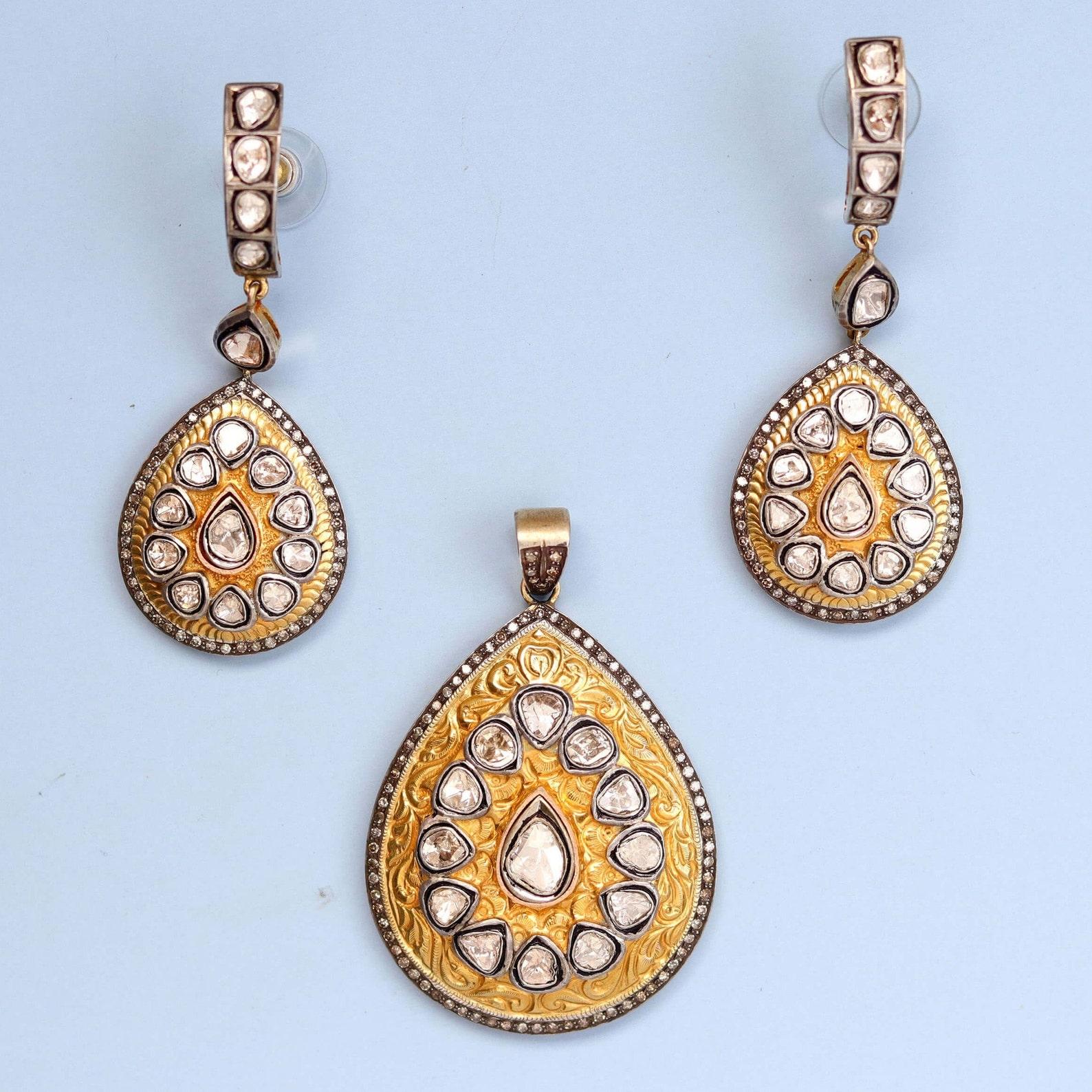 Boucles d'oreilles Polki et diamants anciens  Pendentif 3 pièces Bijoux Victoriens 

Prix indiqué pour une paire de boucles d'oreilles  et pendentif 
  Environ 36 grammes 
Pierre précieuse : Diamant
Fermeture : Poussée vers l'arrière


A P P R O X T
