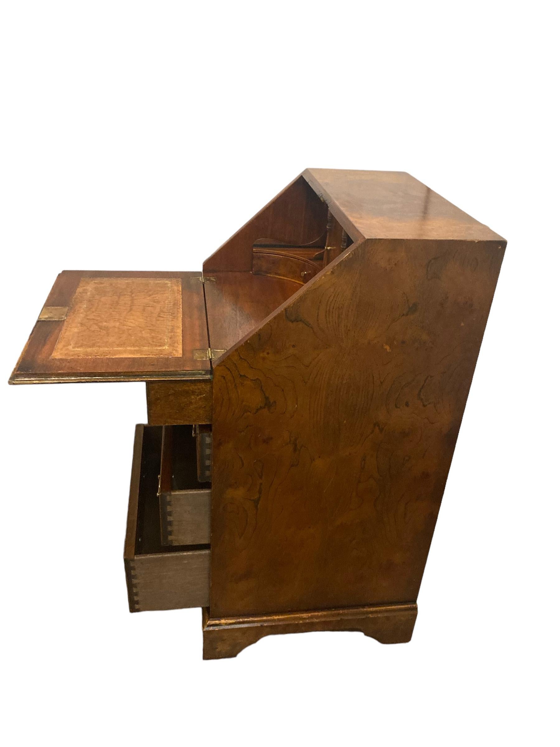 Ancien bureau Pollard en chêne à quatre tiroirs en vente 1