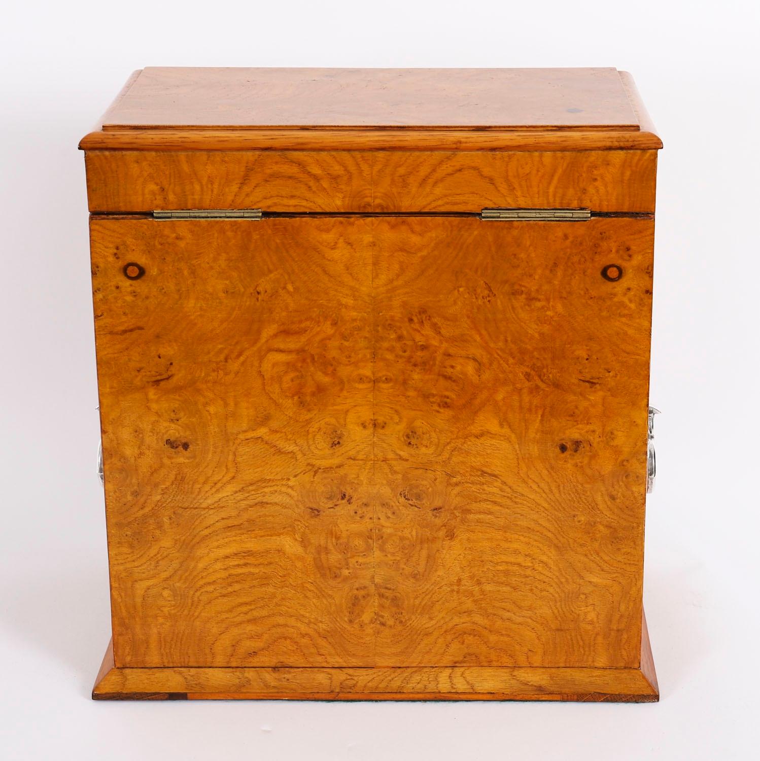 Antiguo decantador de tres cristales de roble Pollard Humidor de bar seco Tantalus Siglo XIX en venta 3