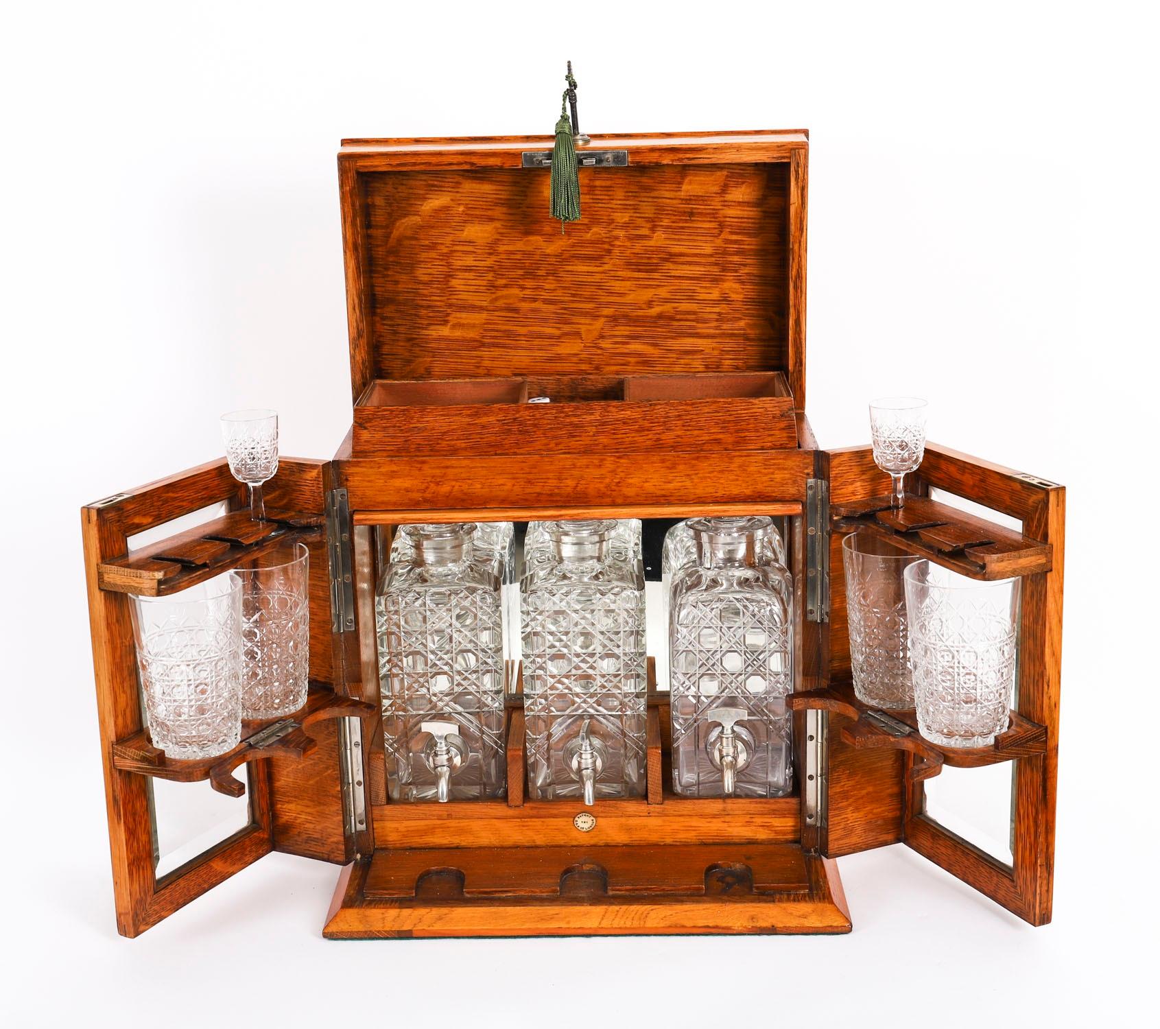 Antiguo decantador de tres cristales de roble Pollard Humidor de bar seco Tantalus Siglo XIX en venta 4
