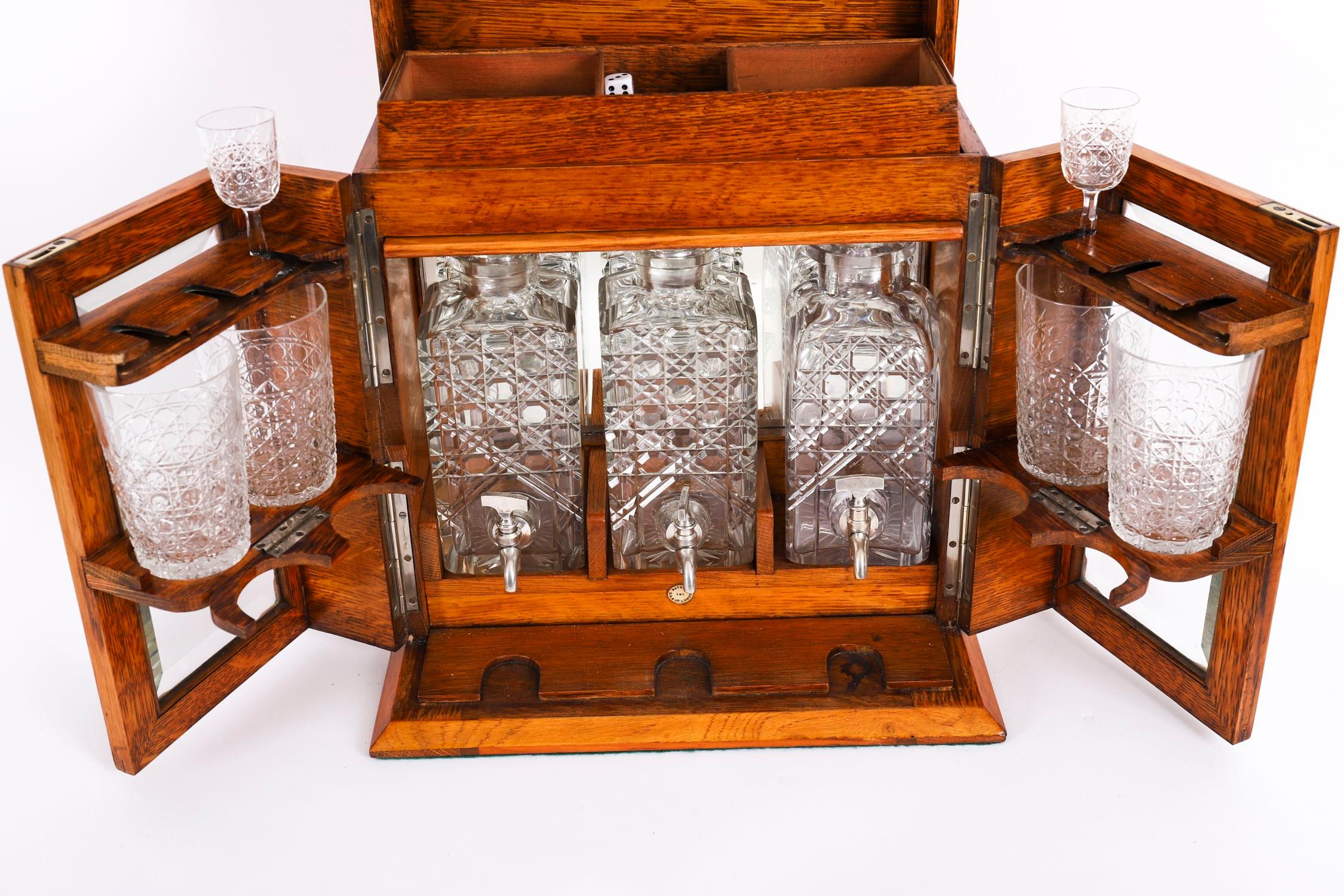 Antiguo decantador de tres cristales de roble Pollard Humidor de bar seco Tantalus Siglo XIX en venta 5