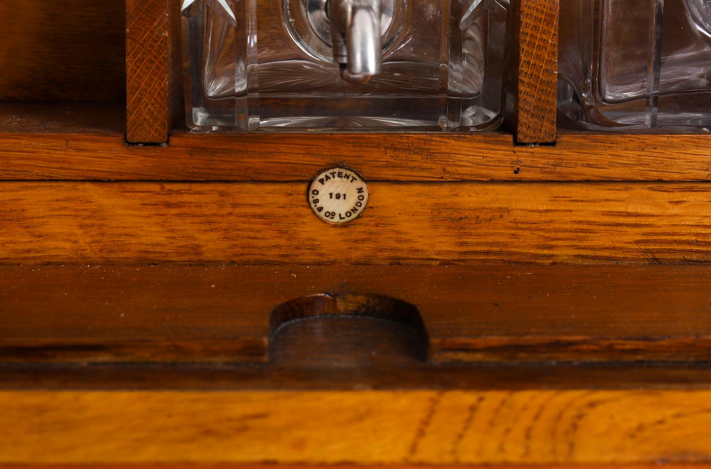 Antiguo decantador de tres cristales de roble Pollard Humidor de bar seco Tantalus Siglo XIX en venta 10
