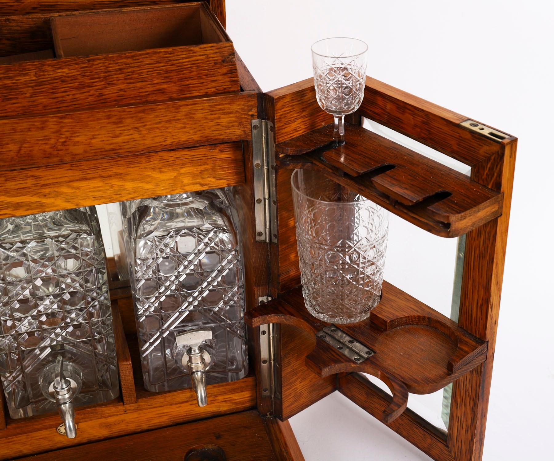 Antiguo decantador de tres cristales de roble Pollard Humidor de bar seco Tantalus Siglo XIX en venta 11