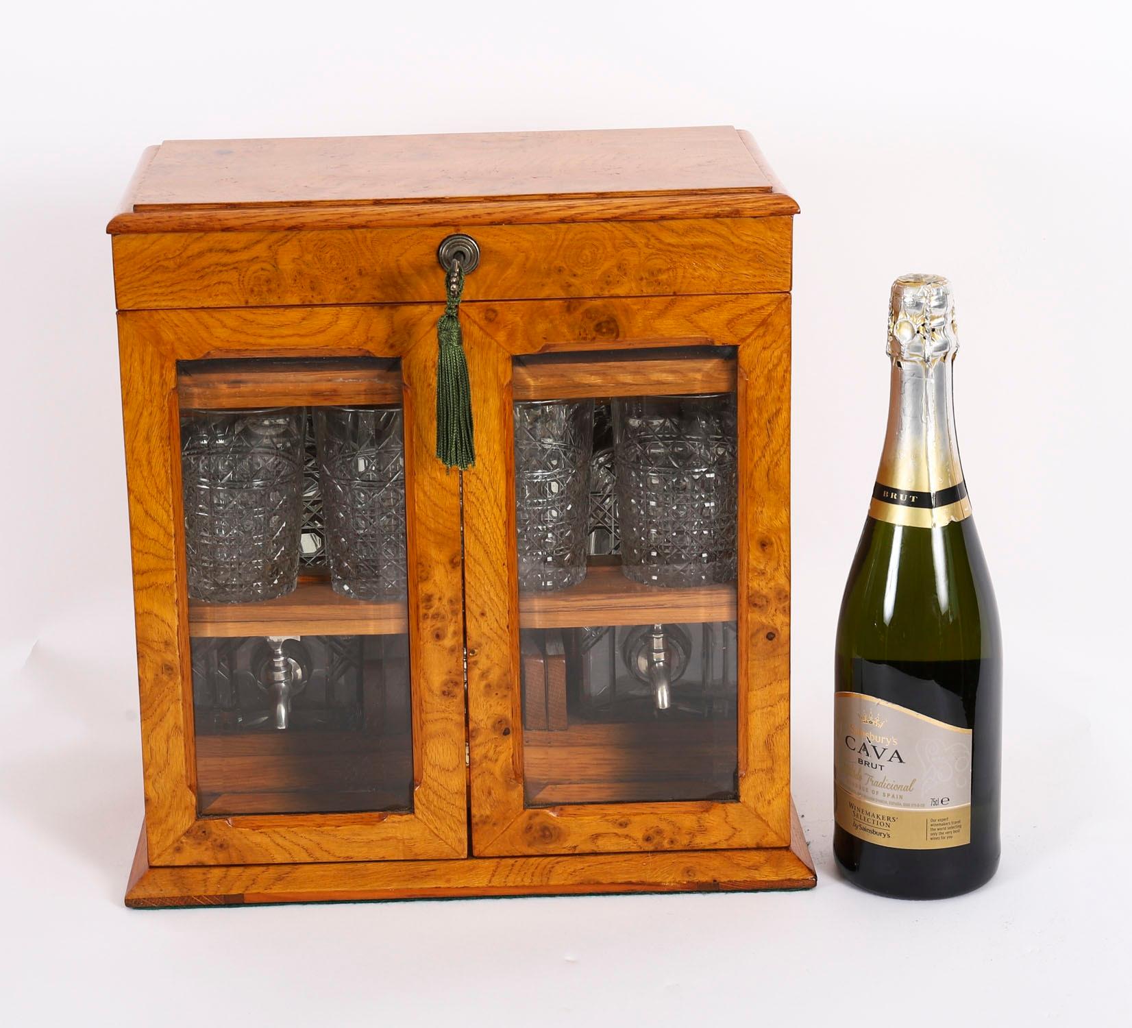 Antiguo decantador de tres cristales de roble Pollard Humidor de bar seco Tantalus Siglo XIX en venta 12