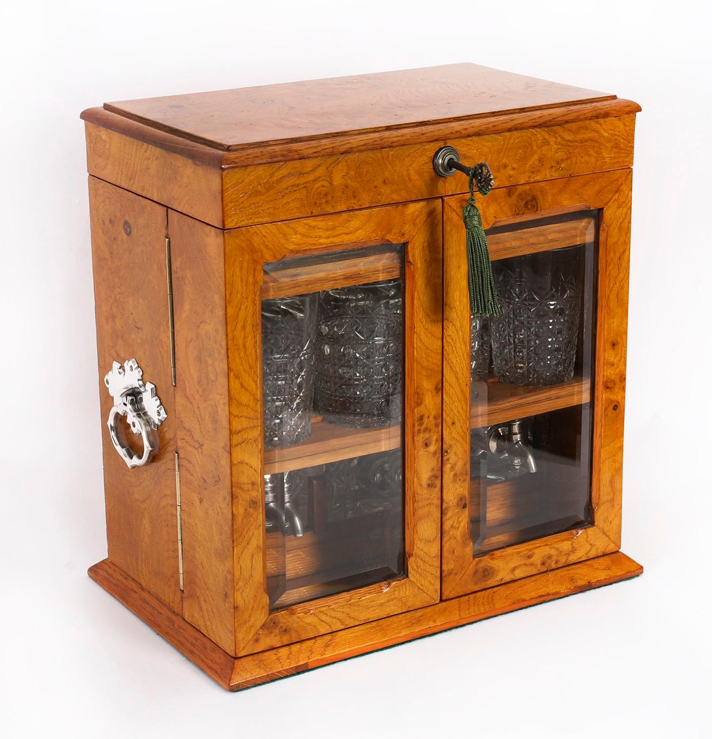 Soberbio humidor, tantalio y mueble para bebidas combinados de roble pollard victoriano Circa 1880 en fecha.

El magnífico tántalo tiene una tapa abisagrada con una cerradura de patente Bramah con llave y un par de puertas de cristal biselado que se