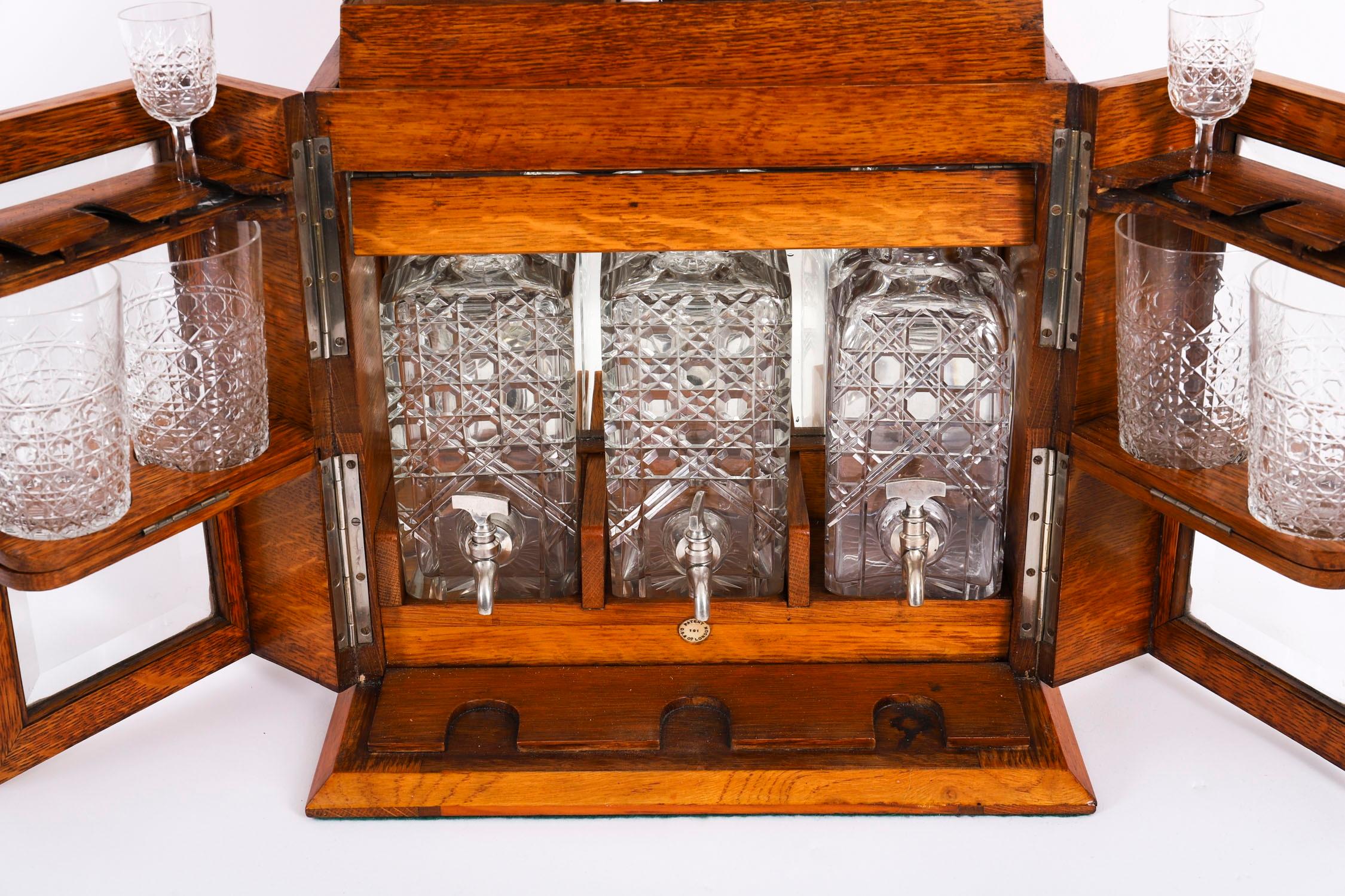 Antiguo decantador de tres cristales de roble Pollard Humidor de bar seco Tantalus Siglo XIX en Bueno estado para la venta en London, GB