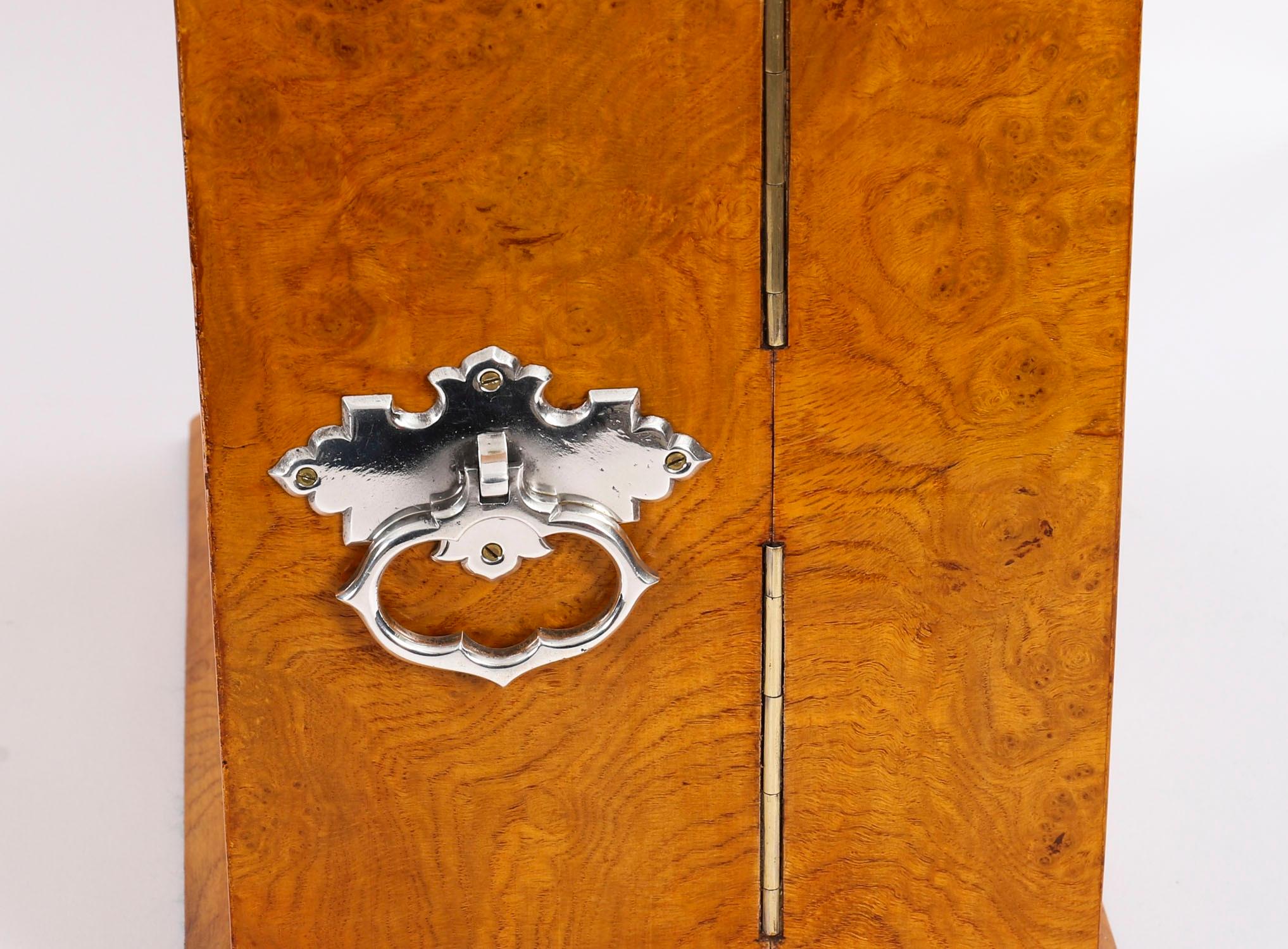 Antiguo decantador de tres cristales de roble Pollard Humidor de bar seco Tantalus Siglo XIX Silver en venta