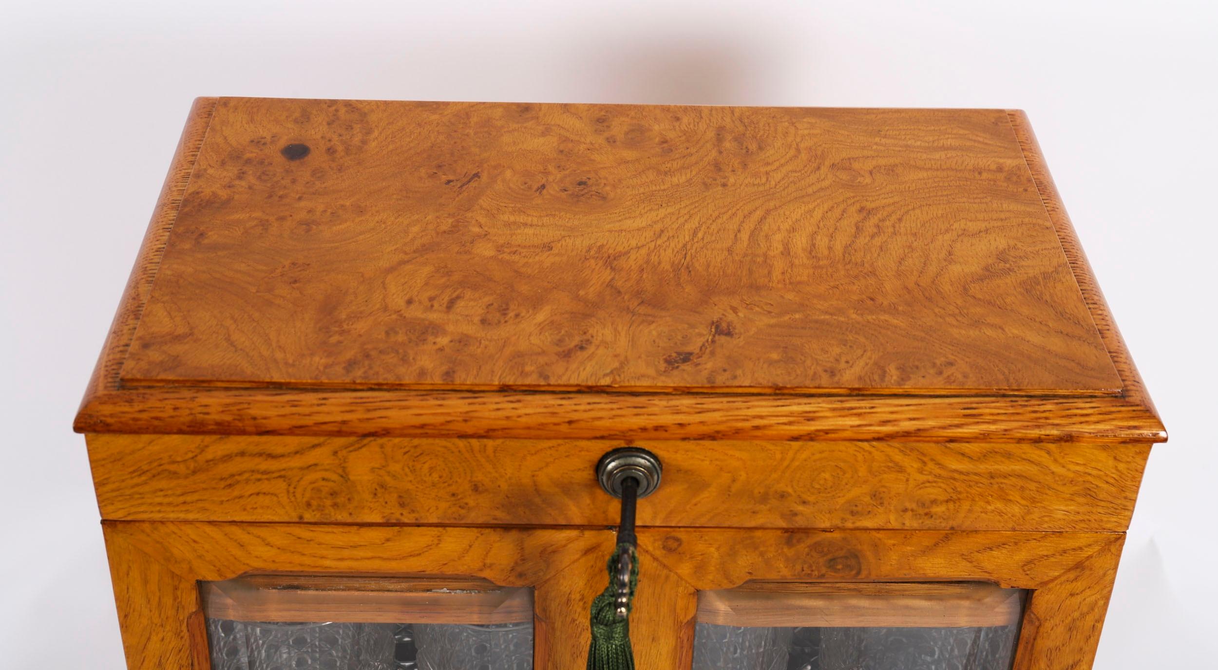 Antiguo decantador de tres cristales de roble Pollard Humidor de bar seco Tantalus Siglo XIX en venta 2