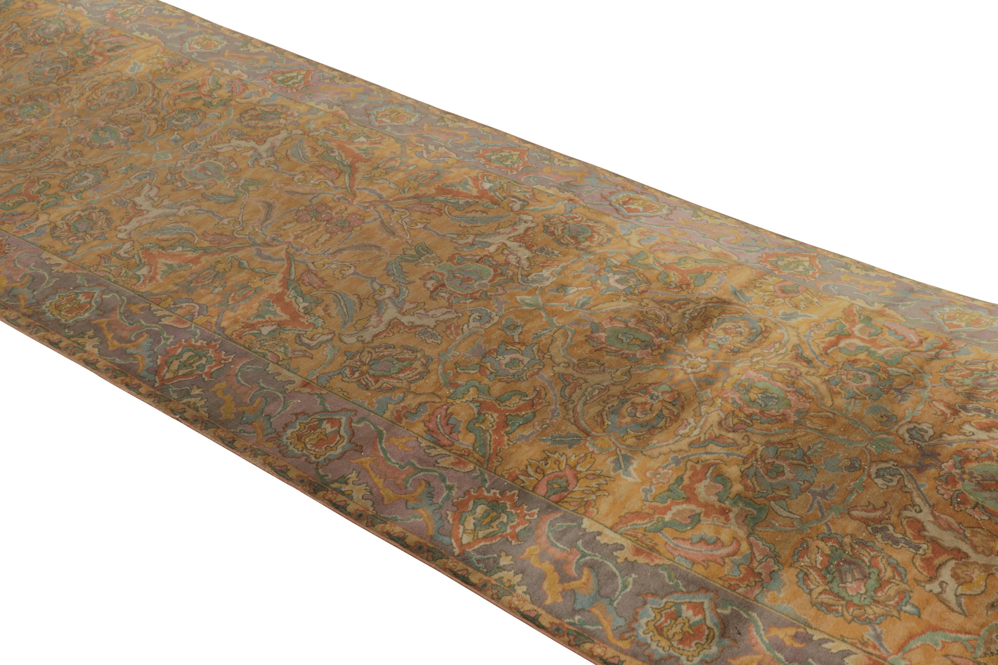 Dieser antike Galerie-Läufer im Format 5x16 ist ein seltenes Sammlerstück unter den indischen Hommagen an ikonische Polonaise-Teppichdesigns - eine aufregende neue Kuration von Rug & Kilim, die aus handgeknüpfter Wolle besteht und aus Indien um