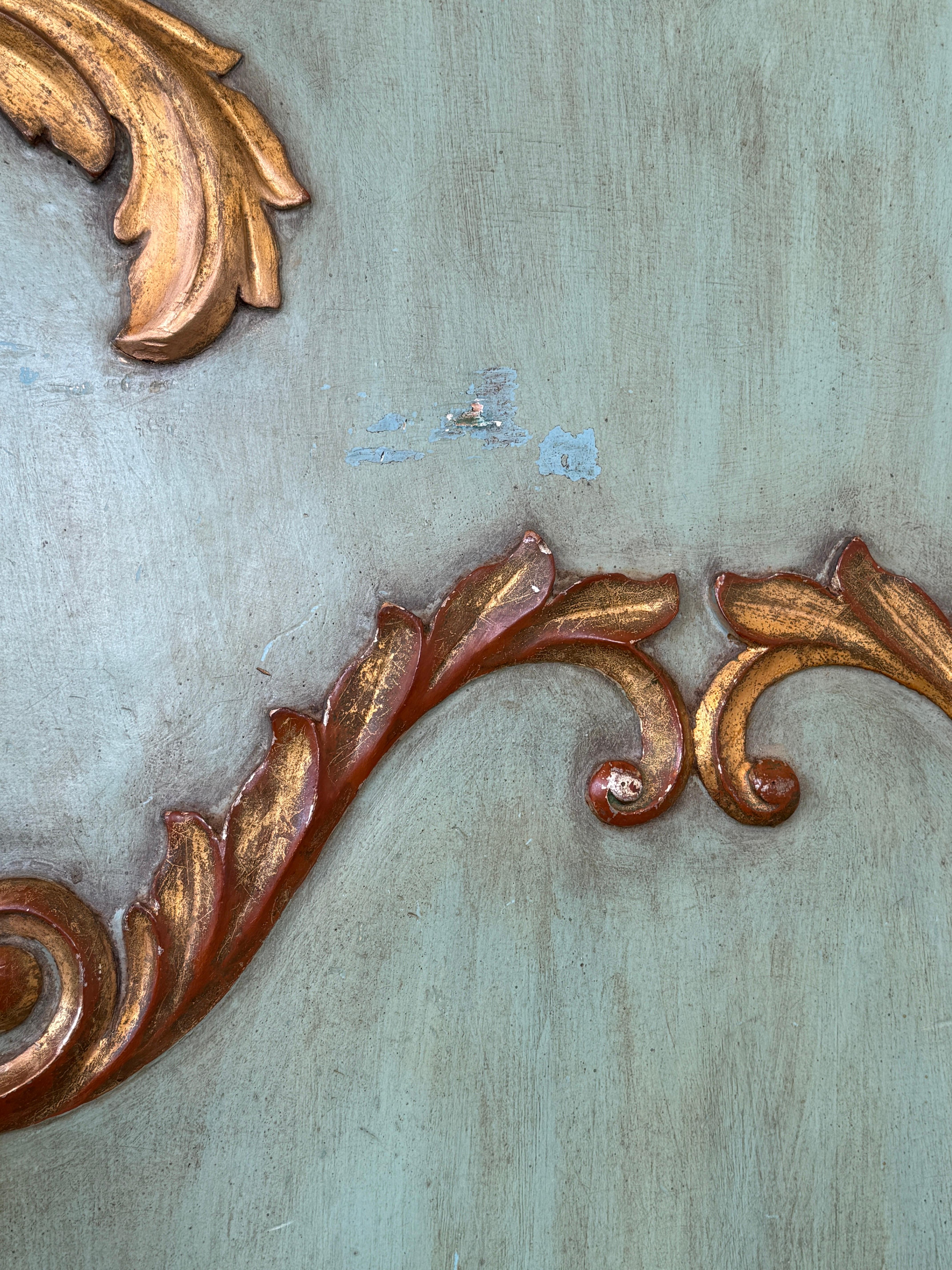 Antikes polychromes, vergoldetes Barock-Kopfteil aus geschnitztem Holz im venezianischen Stil im Angebot 4