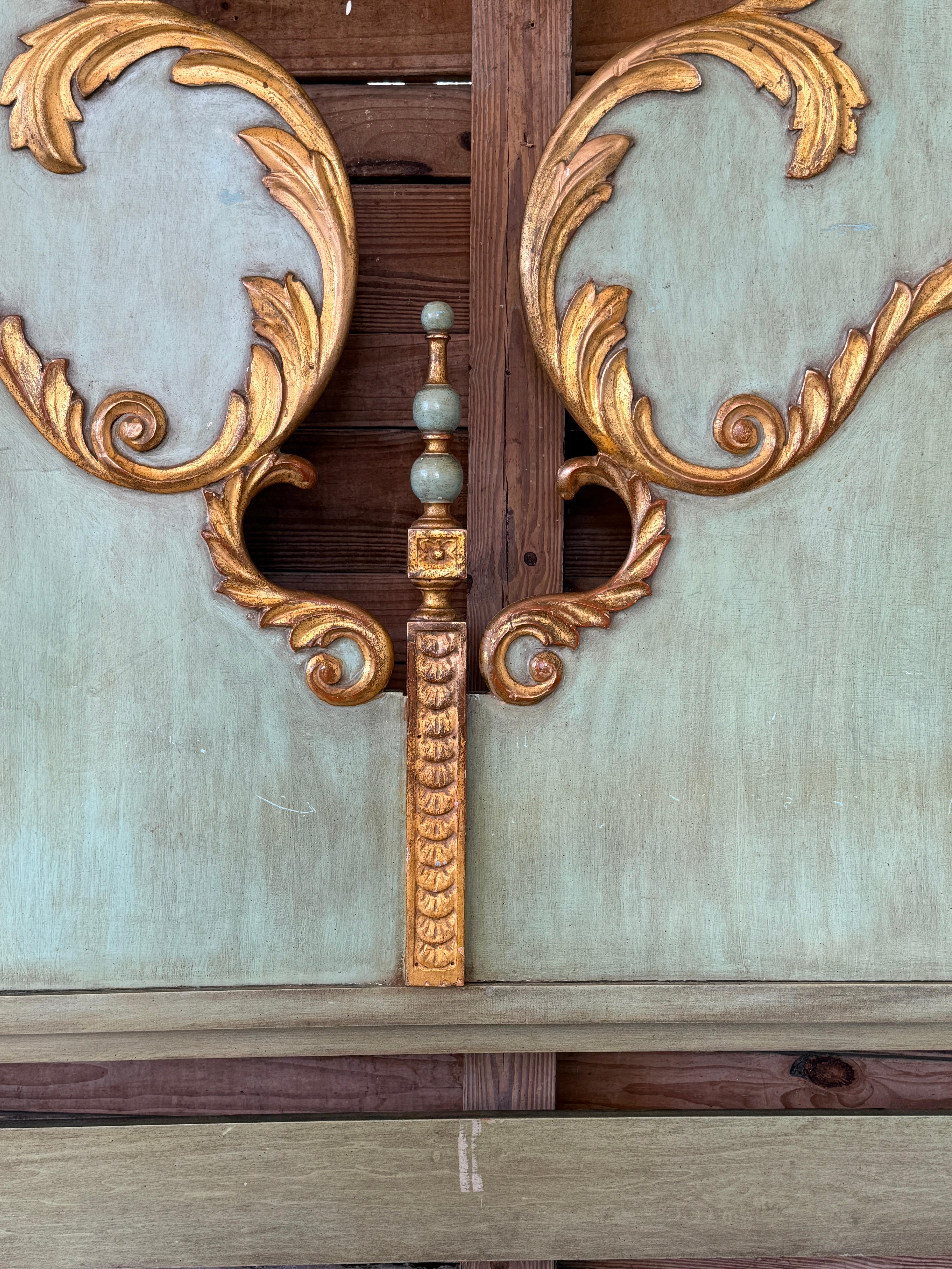 Antikes polychromes, vergoldetes Barock-Kopfteil aus geschnitztem Holz im venezianischen Stil im Angebot 5