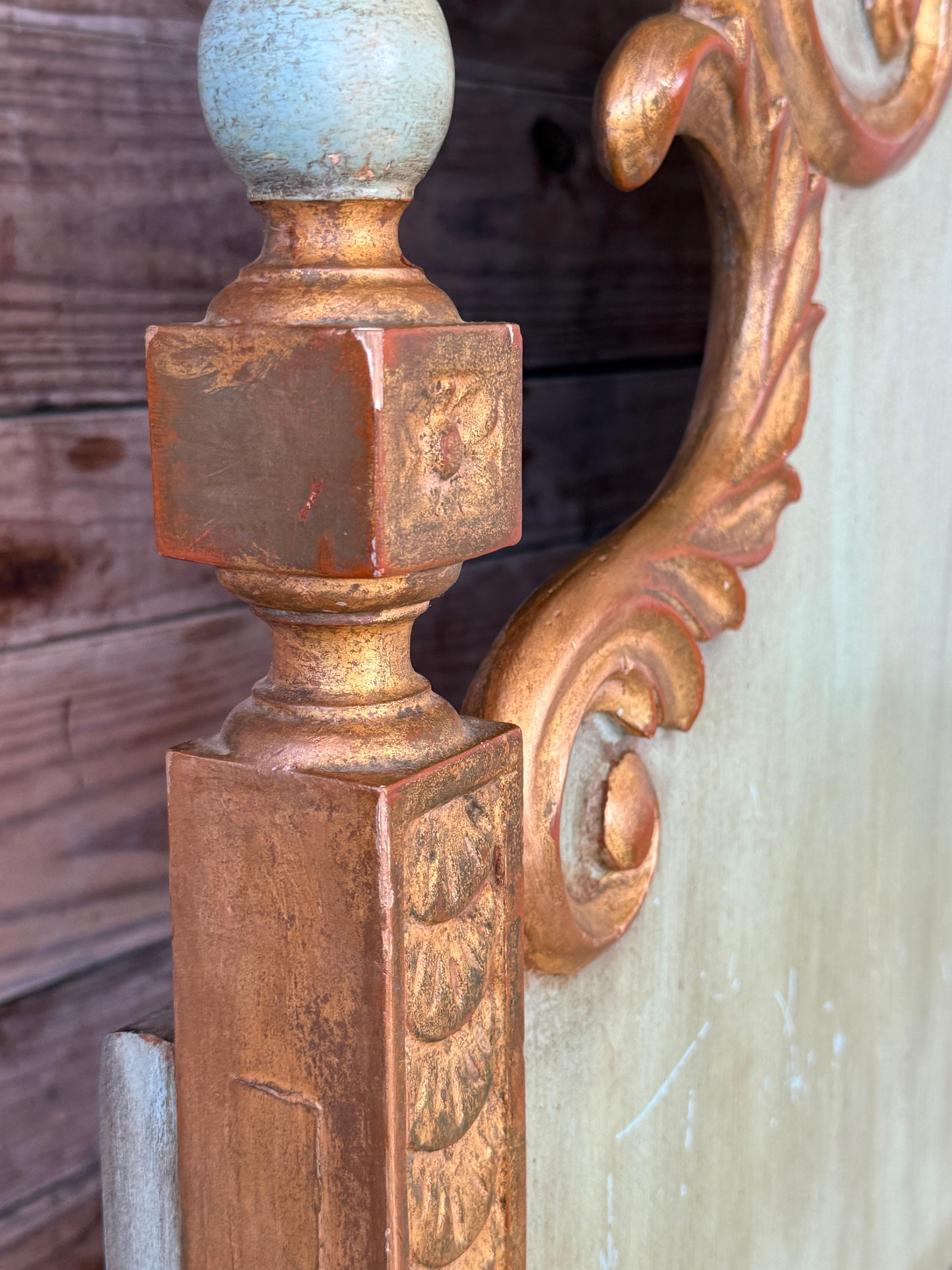 Antikes polychromes, vergoldetes Barock-Kopfteil aus geschnitztem Holz im venezianischen Stil im Angebot 9