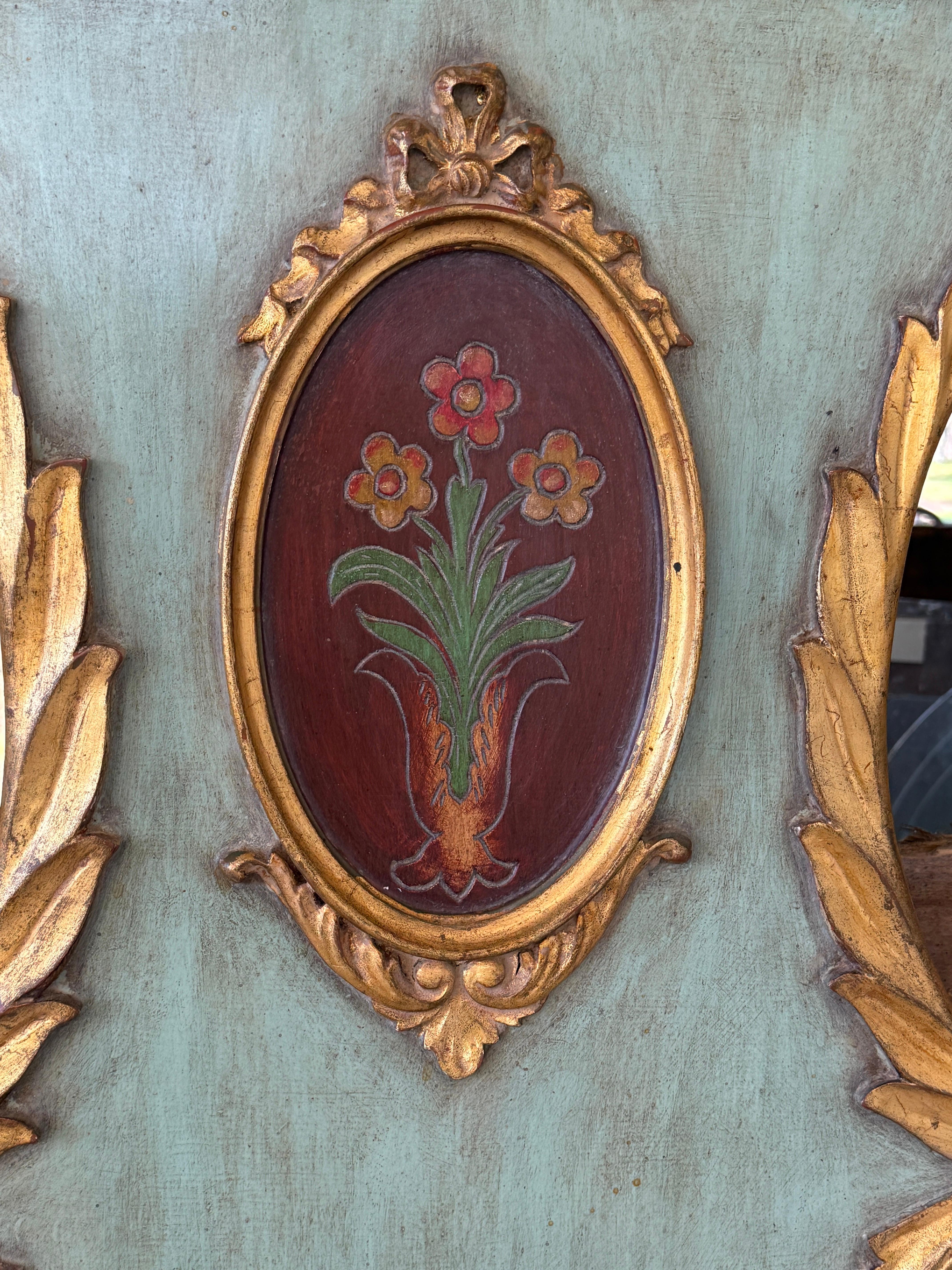 Antikes polychromes, vergoldetes Barock-Kopfteil aus geschnitztem Holz im venezianischen Stil im Angebot 10