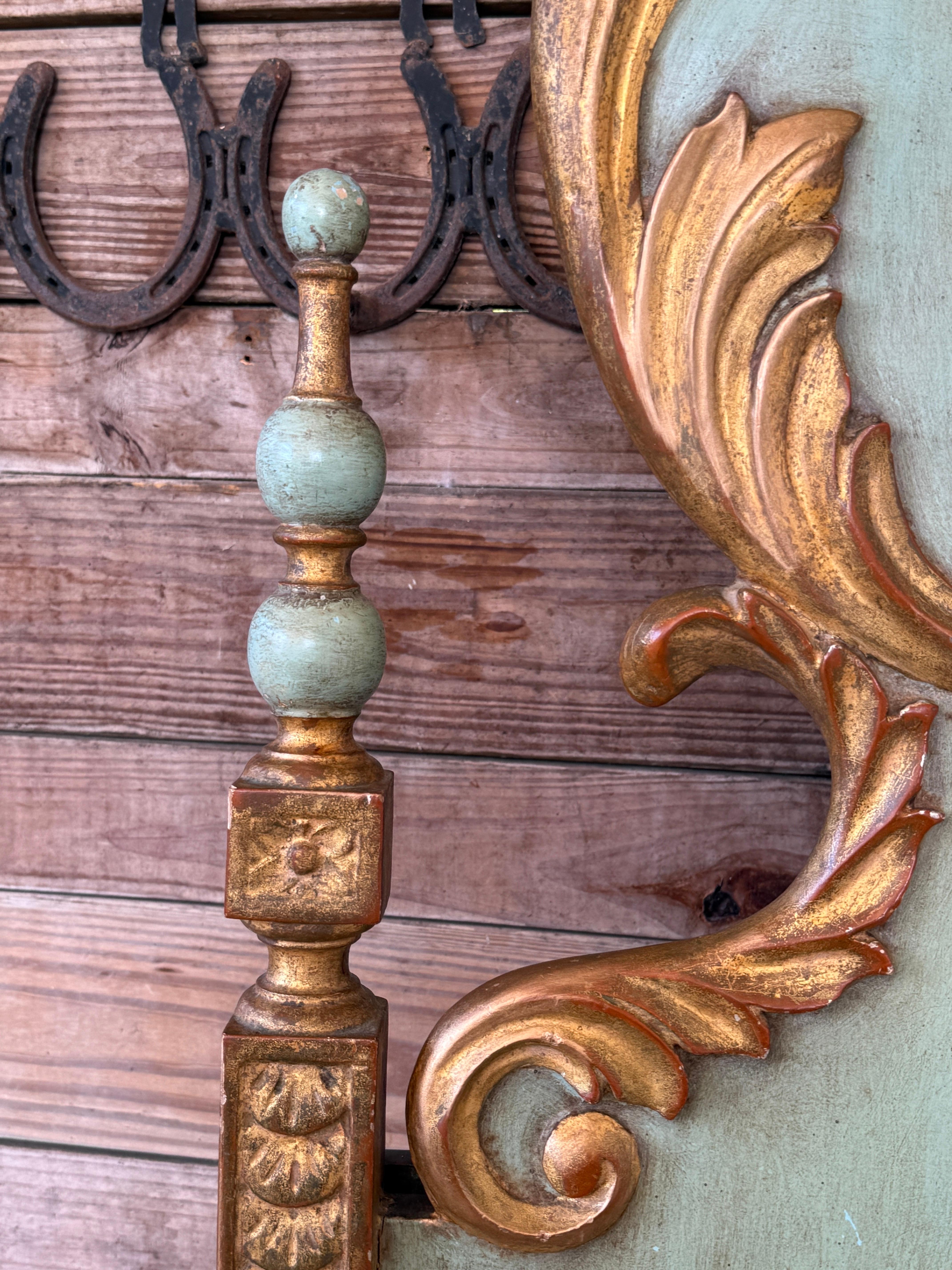 Dieses exquisite antike Bett im venezianischen Stil ist ein wahrer Blickfang mit einem kunstvoll handgeschnitzten und vergoldeten Rahmen und einer weichen, zartgrünen Oberfläche. Das kunstvoll geschwungene Kopfteil weist erhabene, vergoldete