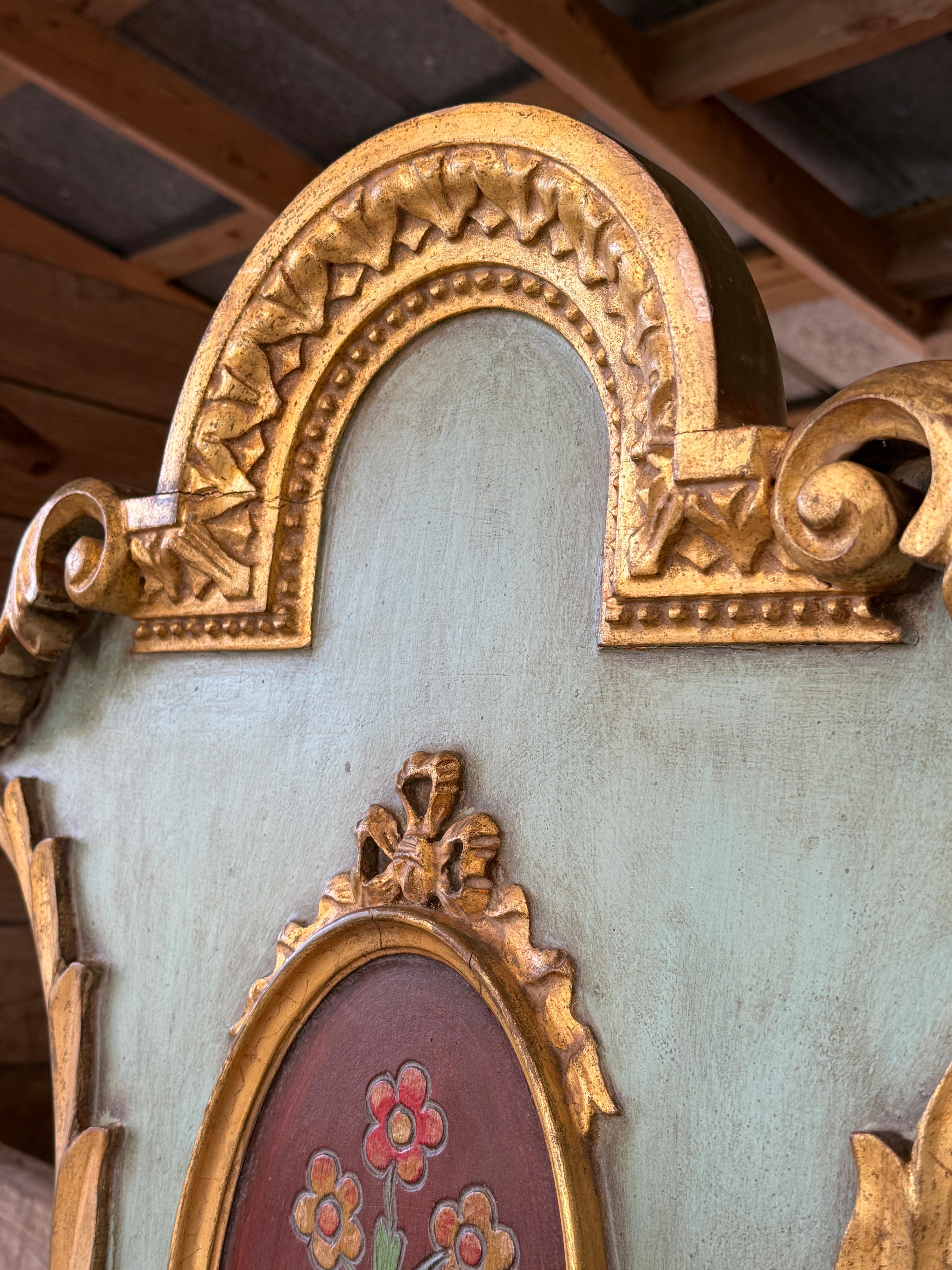 Antikes polychromes, vergoldetes Barock-Kopfteil aus geschnitztem Holz im venezianischen Stil (Rokoko) im Angebot