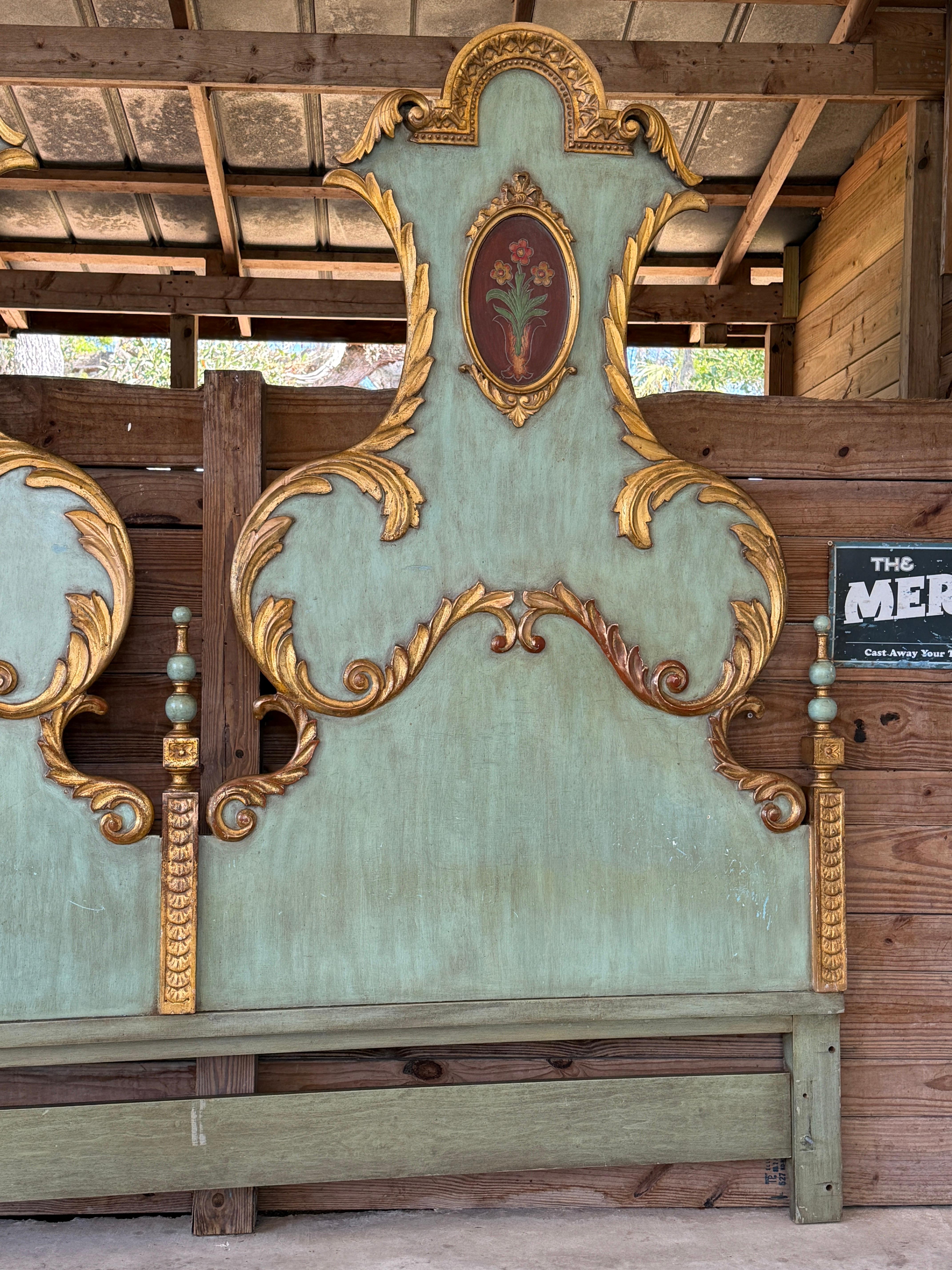 Antikes polychromes, vergoldetes Barock-Kopfteil aus geschnitztem Holz im venezianischen Stil im Zustand „Gut“ im Angebot in North Fort Myers, FL