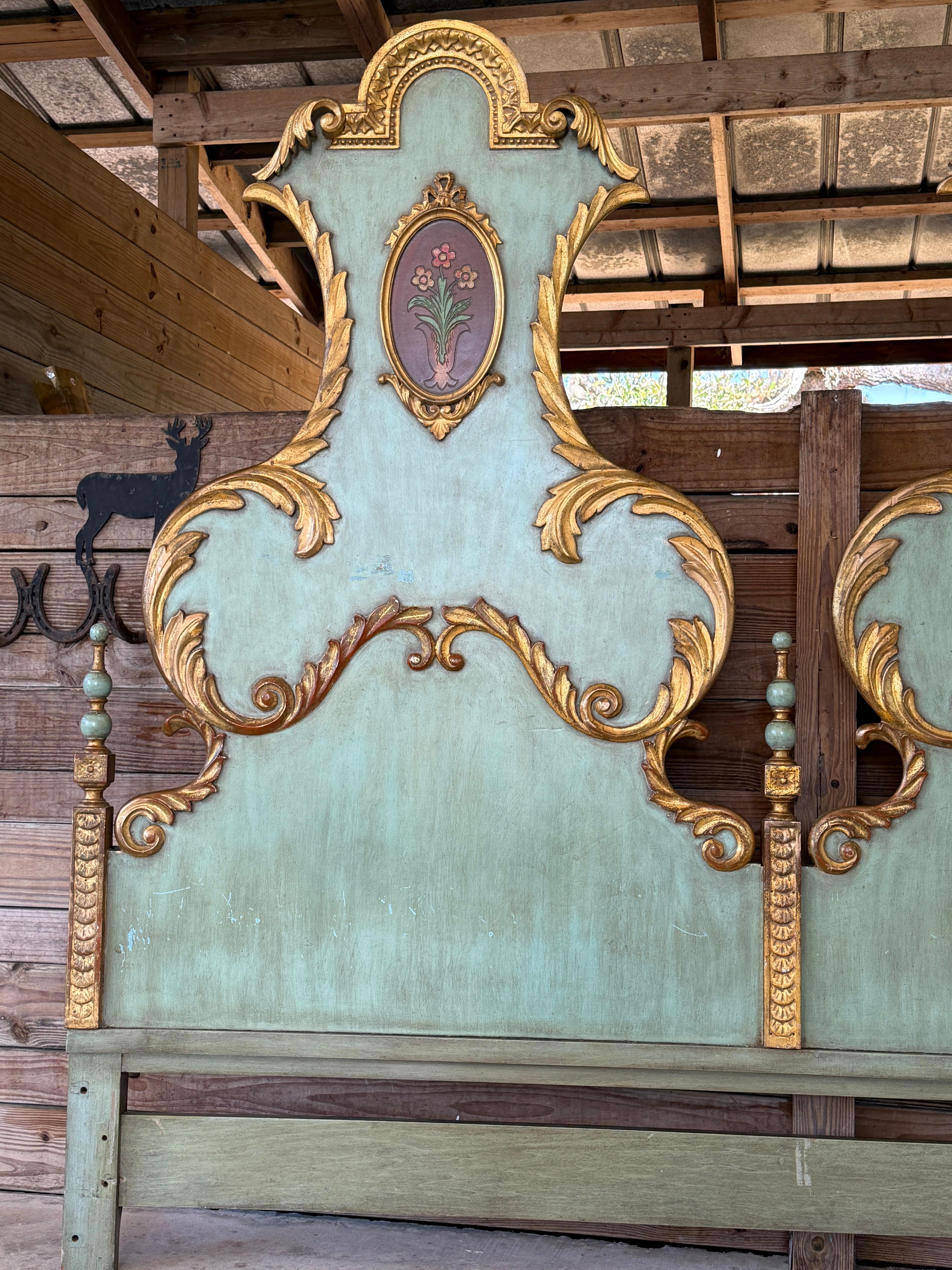 Antikes polychromes, vergoldetes Barock-Kopfteil aus geschnitztem Holz im venezianischen Stil (20. Jahrhundert) im Angebot