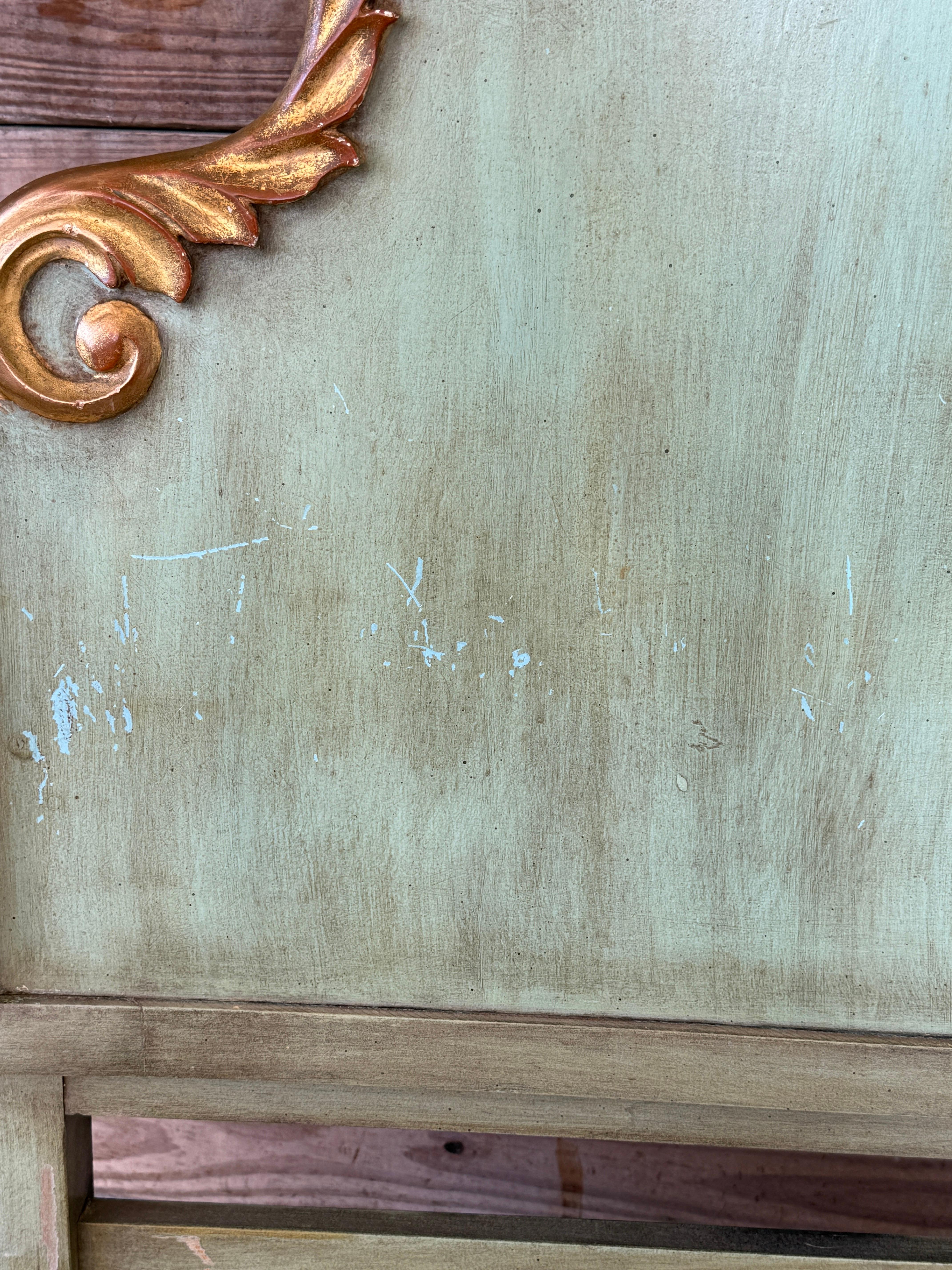 Antikes polychromes, vergoldetes Barock-Kopfteil aus geschnitztem Holz im venezianischen Stil im Angebot 2