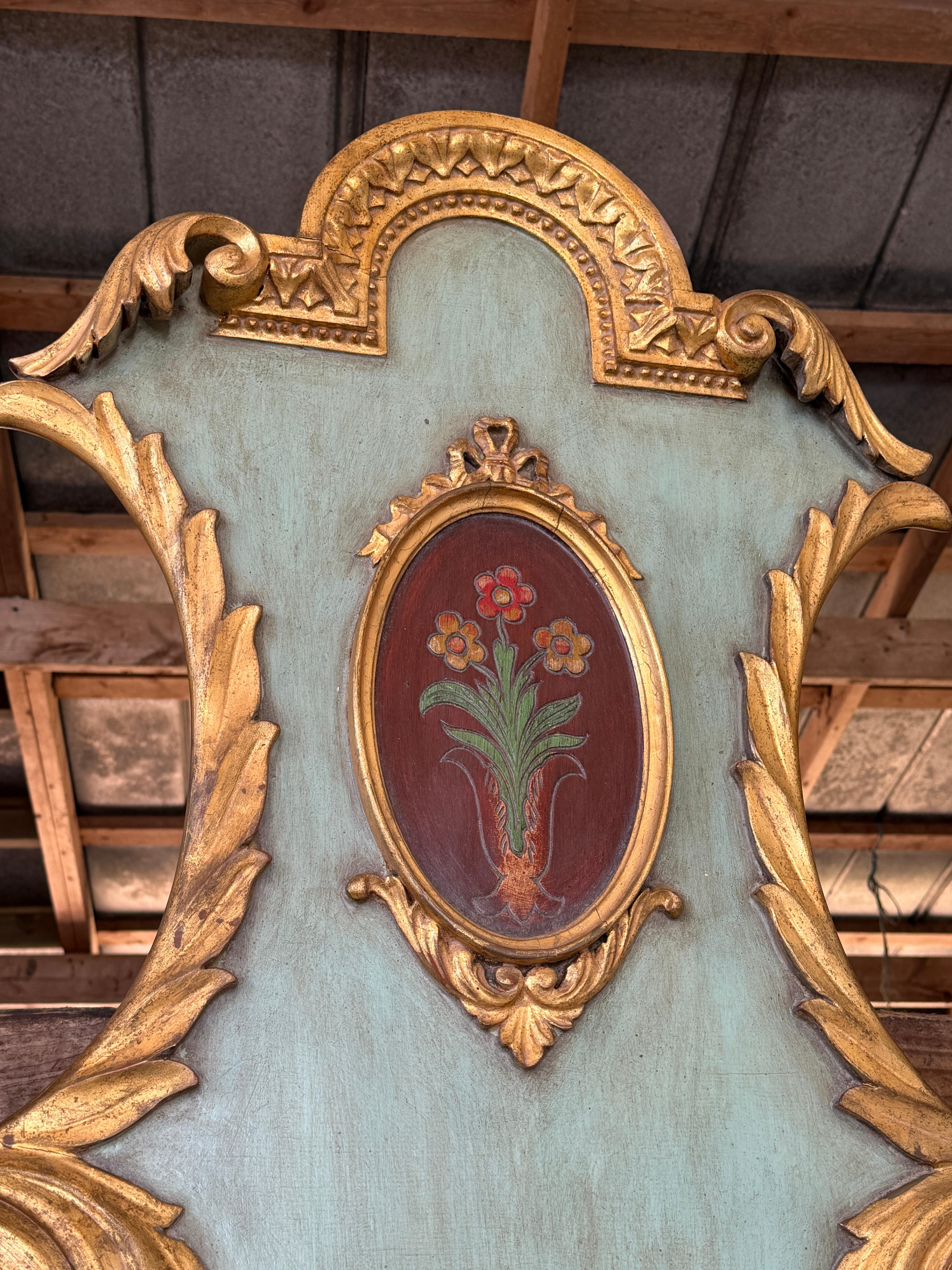 Antikes polychromes, vergoldetes Barock-Kopfteil aus geschnitztem Holz im venezianischen Stil im Angebot 3