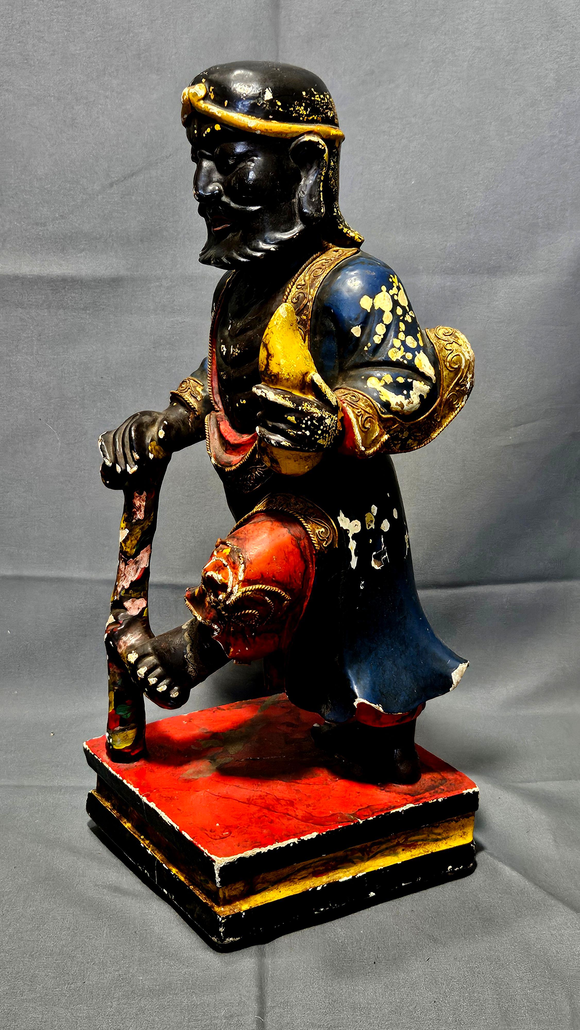 Figure ancienne en bois sculpté polychrome 