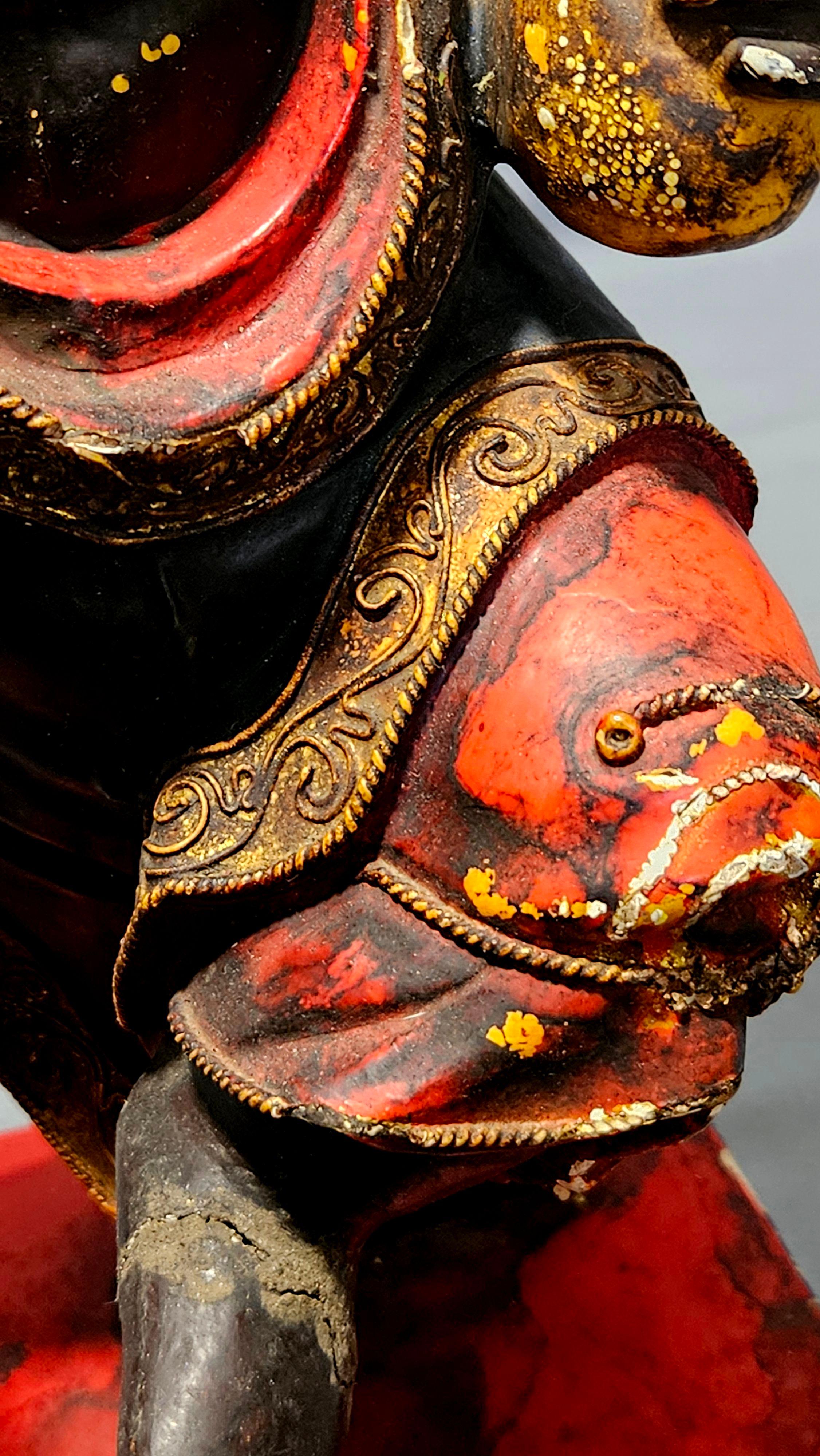 Figure ancienne en bois sculpté polychrome 