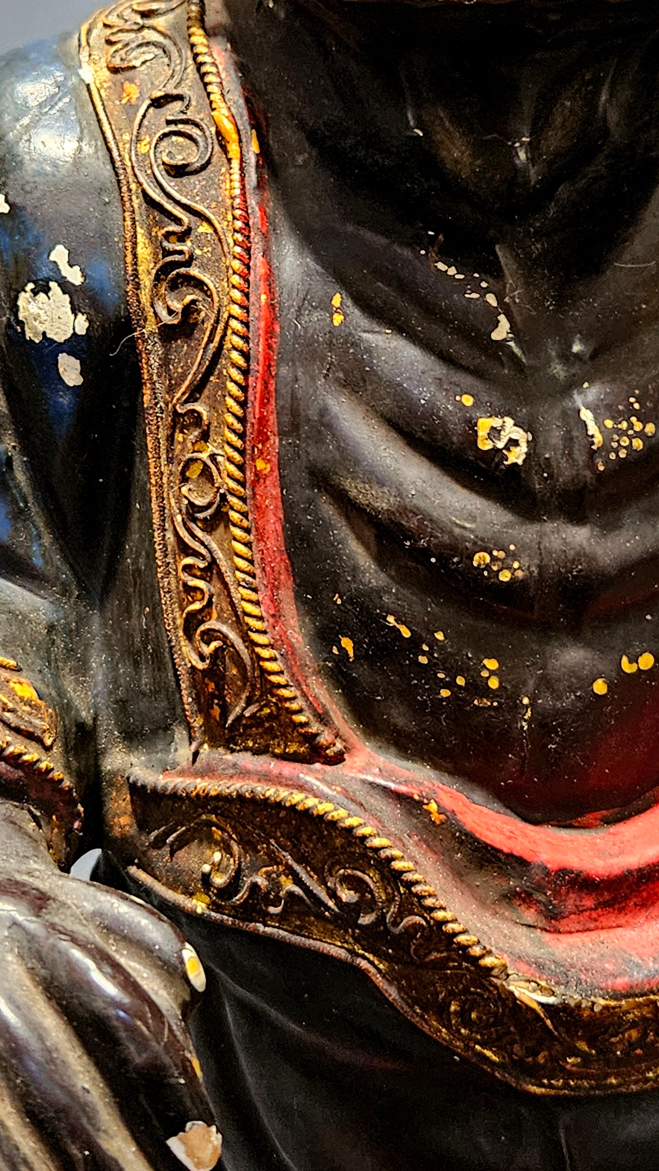 Figure ancienne en bois sculpté polychrome 