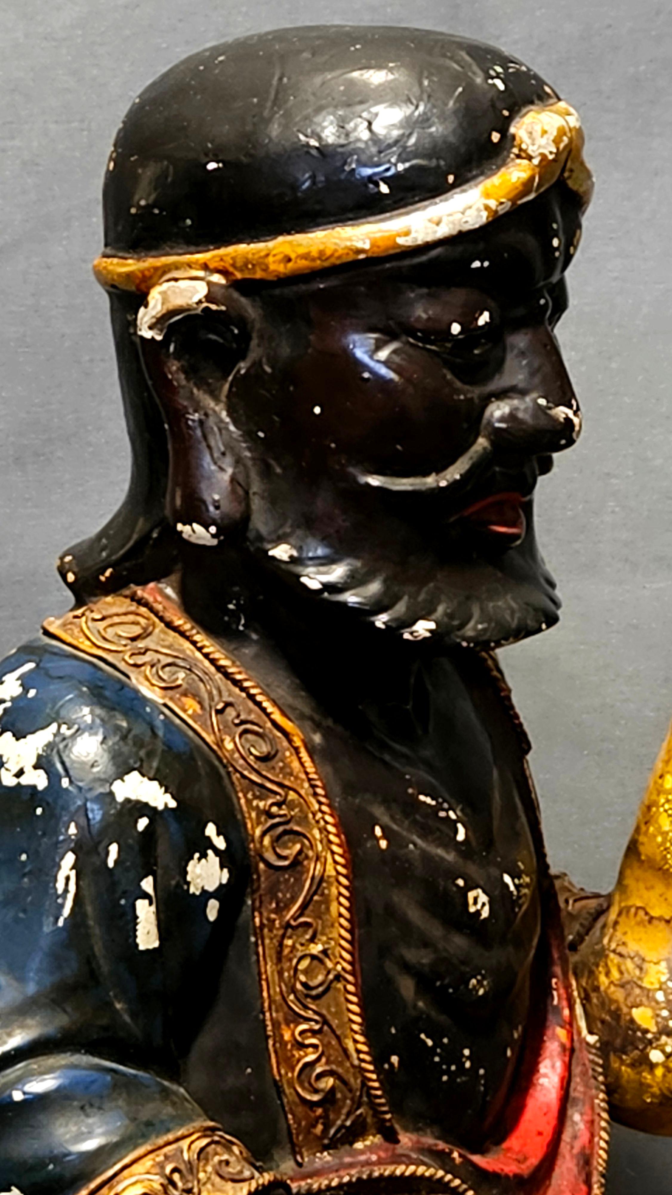 Figure ancienne en bois sculpté polychrome 