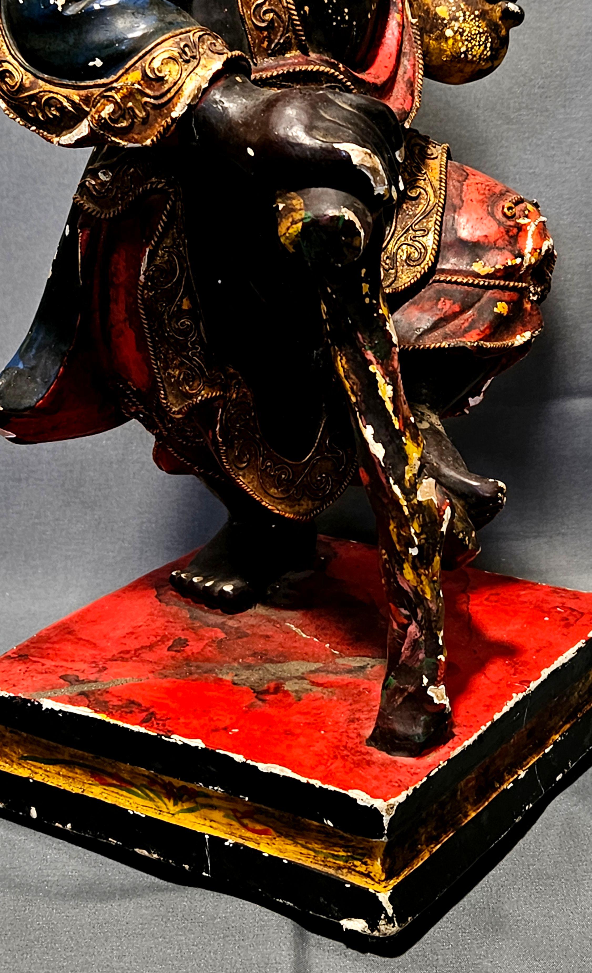 20ième siècle Figure ancienne en bois sculpté polychrome 