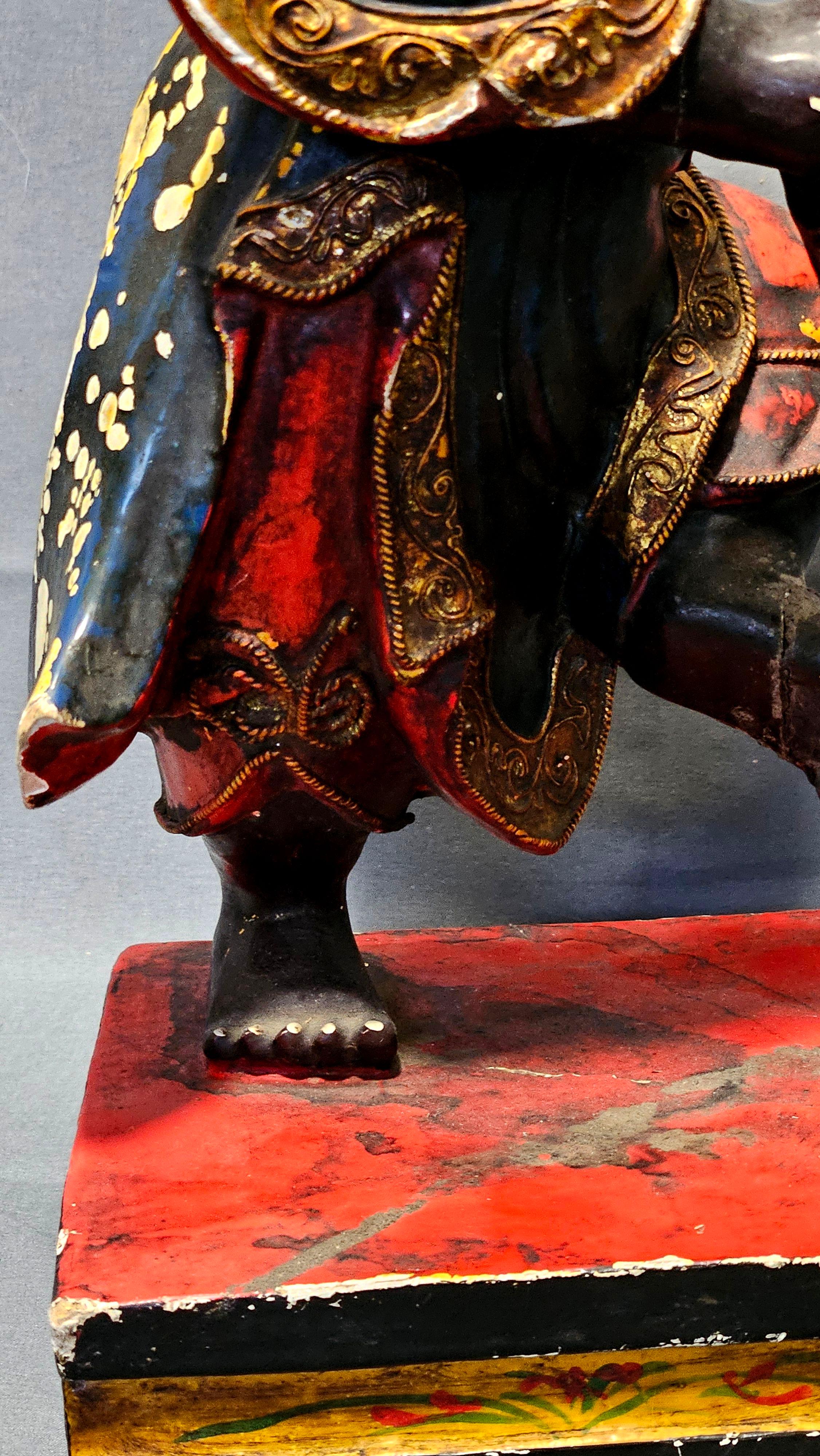 Bois Figure ancienne en bois sculpté polychrome 