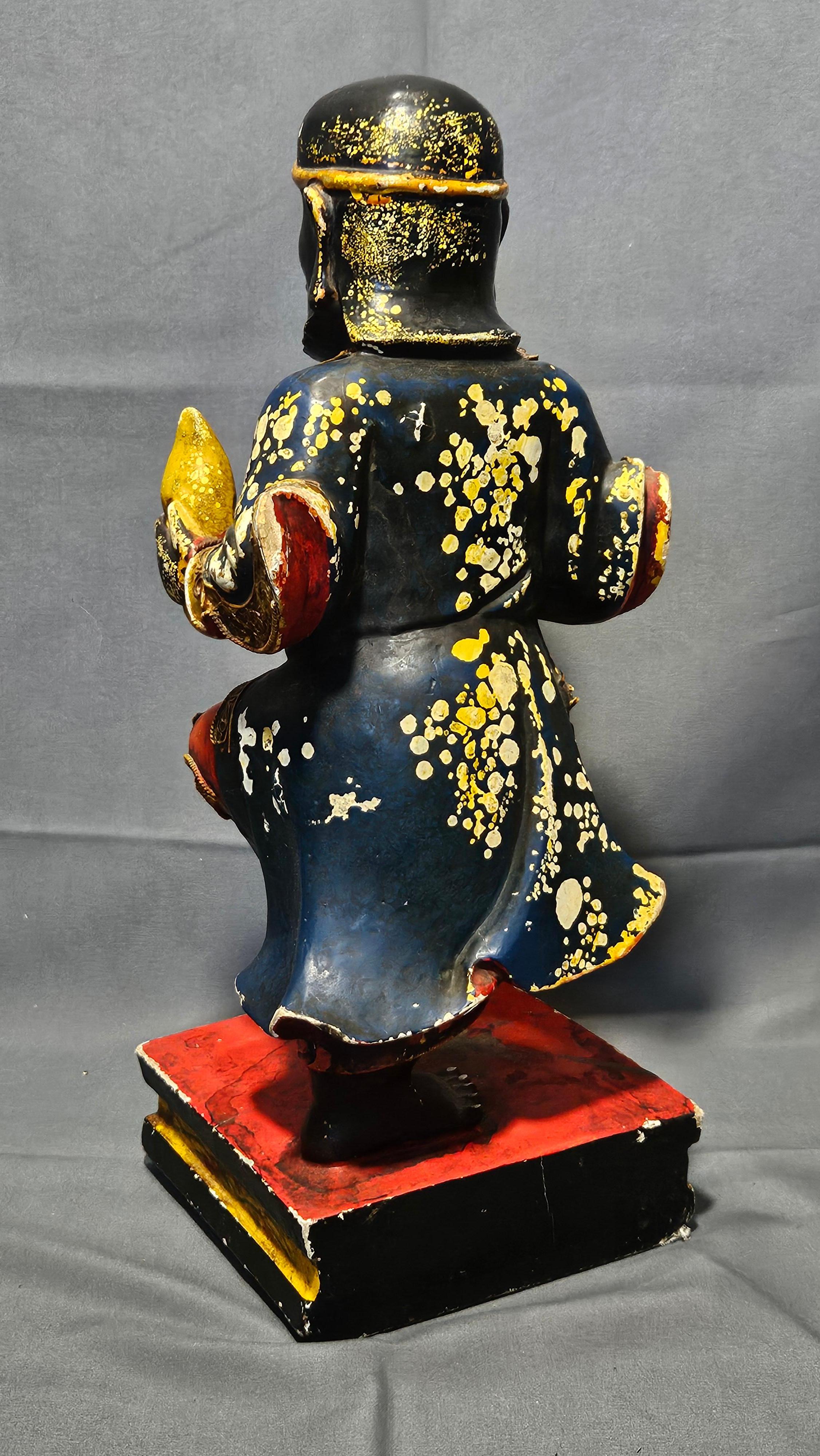 Figure ancienne en bois sculpté polychrome 