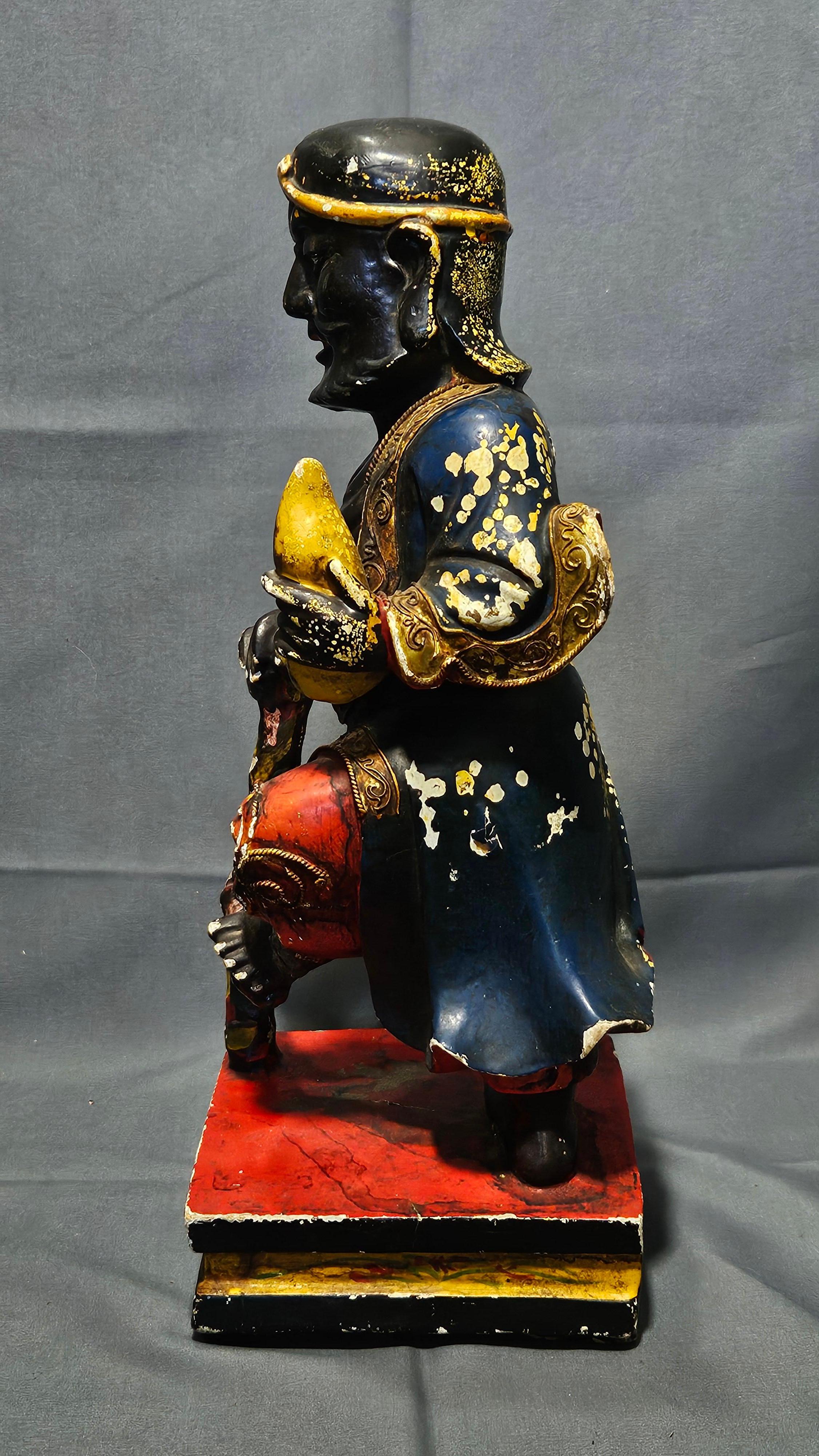 Figure ancienne en bois sculpté polychrome 