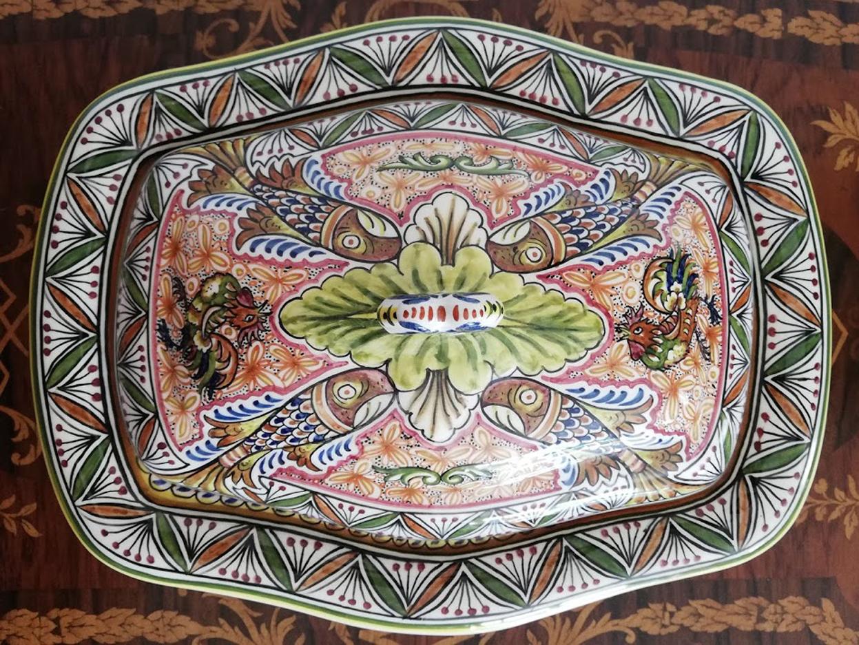 Antike, polychrome, handbemalte, portugiesische Keramikterrine/Teller, Delfter Porzellan, 17. Jahrhundert (Portugiesisch) im Angebot