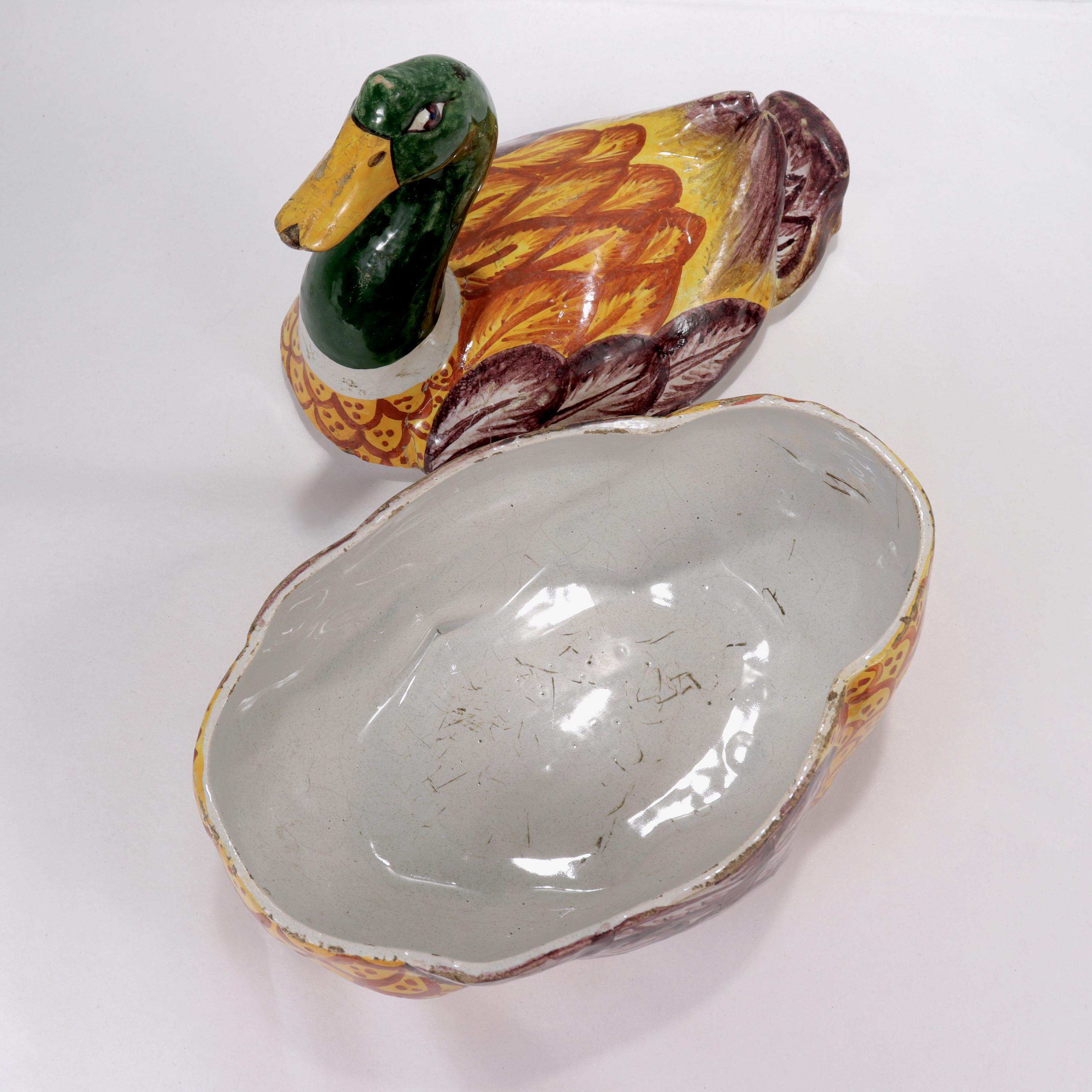 Antike polychrome holländische Delft Figural Ente geformt Terrine oder Schüssel bedeckt (19. Jahrhundert) im Angebot