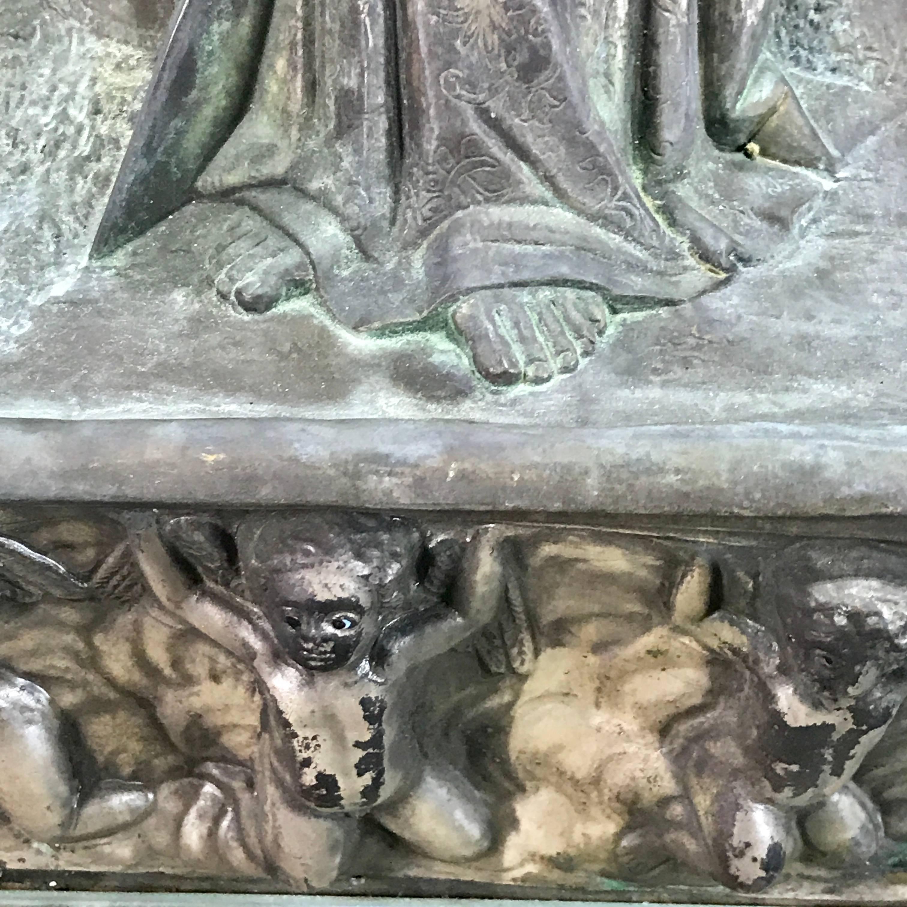 Antikes polychromiertes und verspiegeltes Relief der Heiligen Barbara im Angebot 2