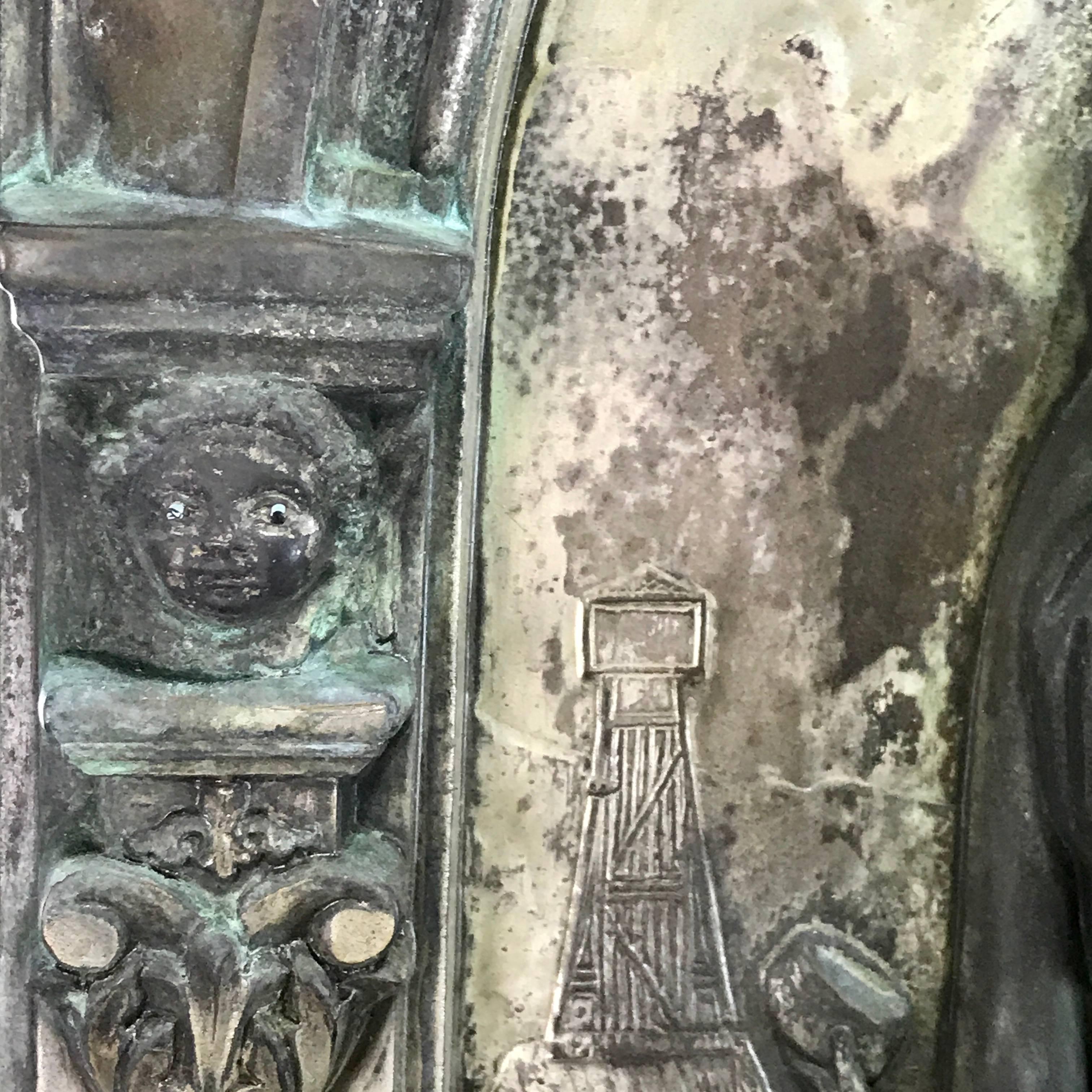 Antikes polychromiertes und verspiegeltes Relief der Heiligen Barbara im Angebot 1