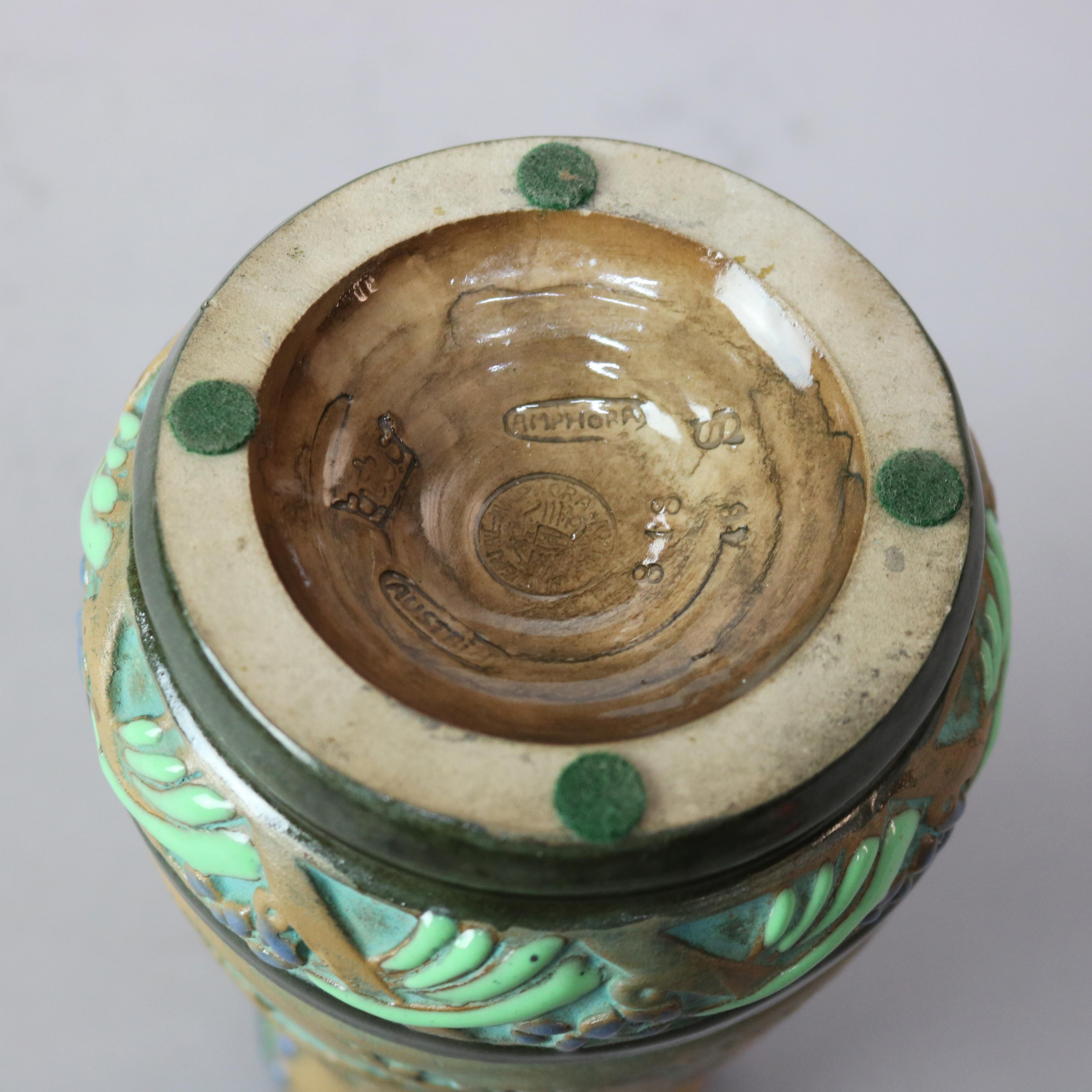 Vase ancien en poterie d'amphore polychromée avec chat sauvage sculpté en relief, vers 1910 3