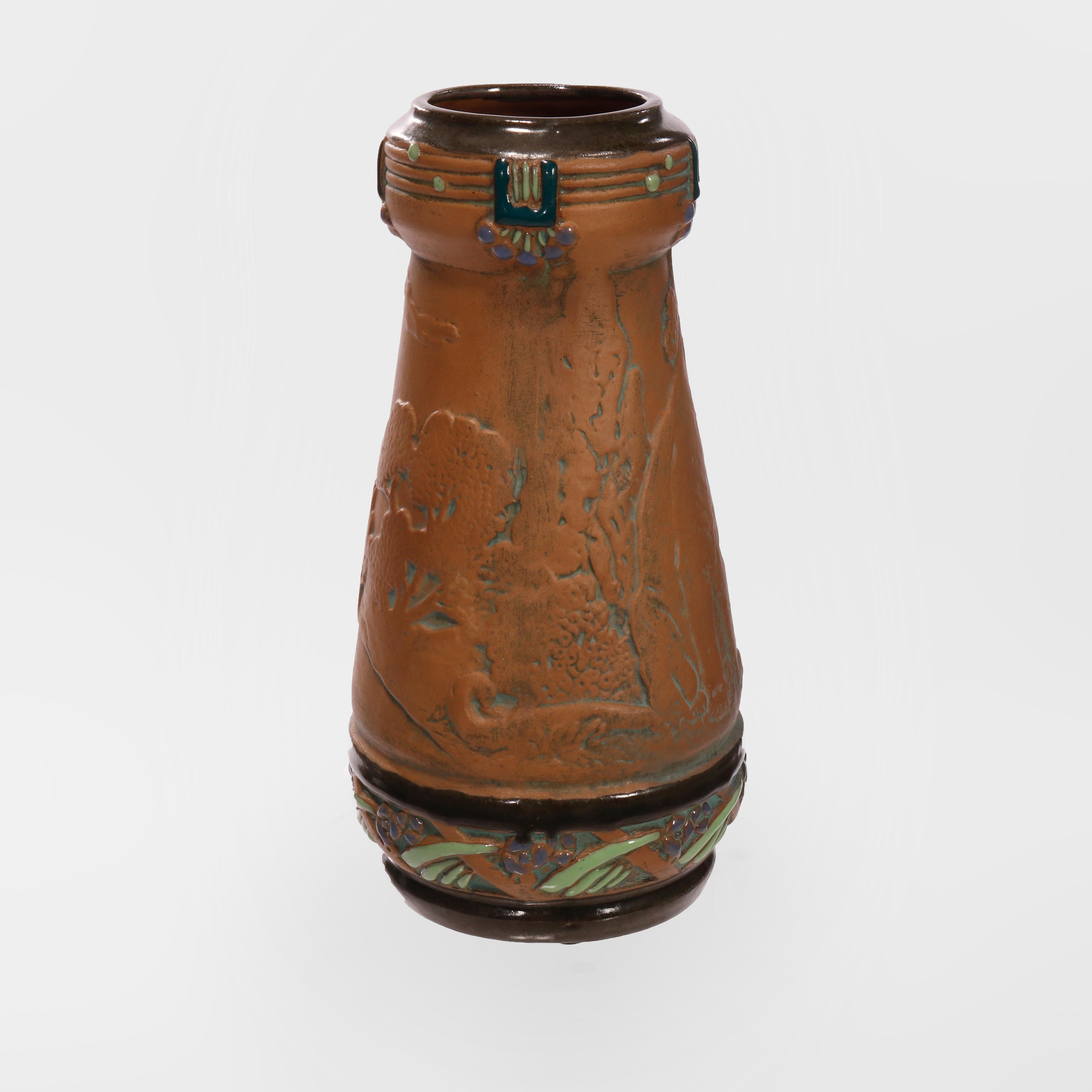 Arts and Crafts Vase ancien en poterie d'amphore polychromée avec chat sauvage sculpté en relief, vers 1910