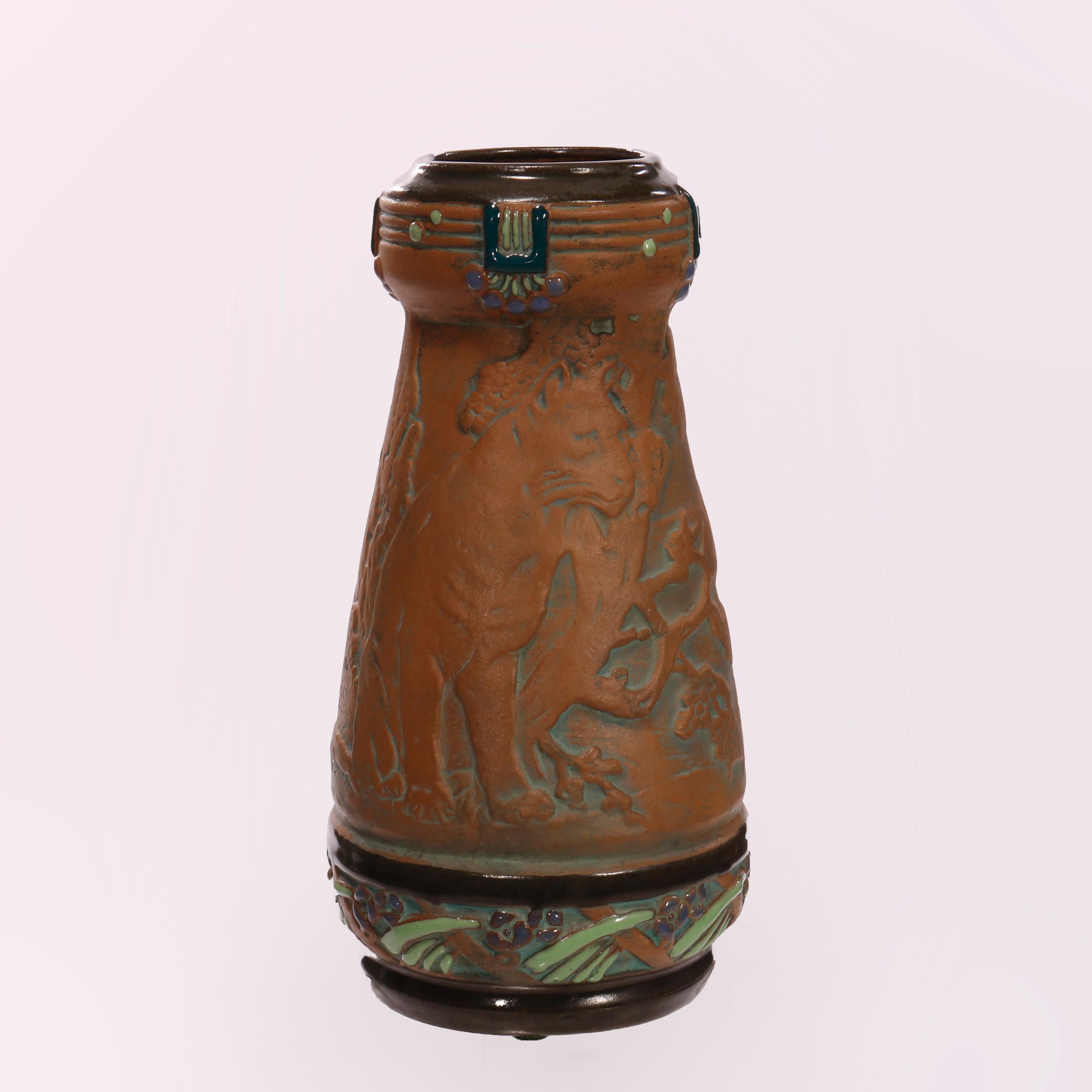 Sculpté Vase ancien en poterie d'amphore polychromée avec chat sauvage sculpté en relief, vers 1910